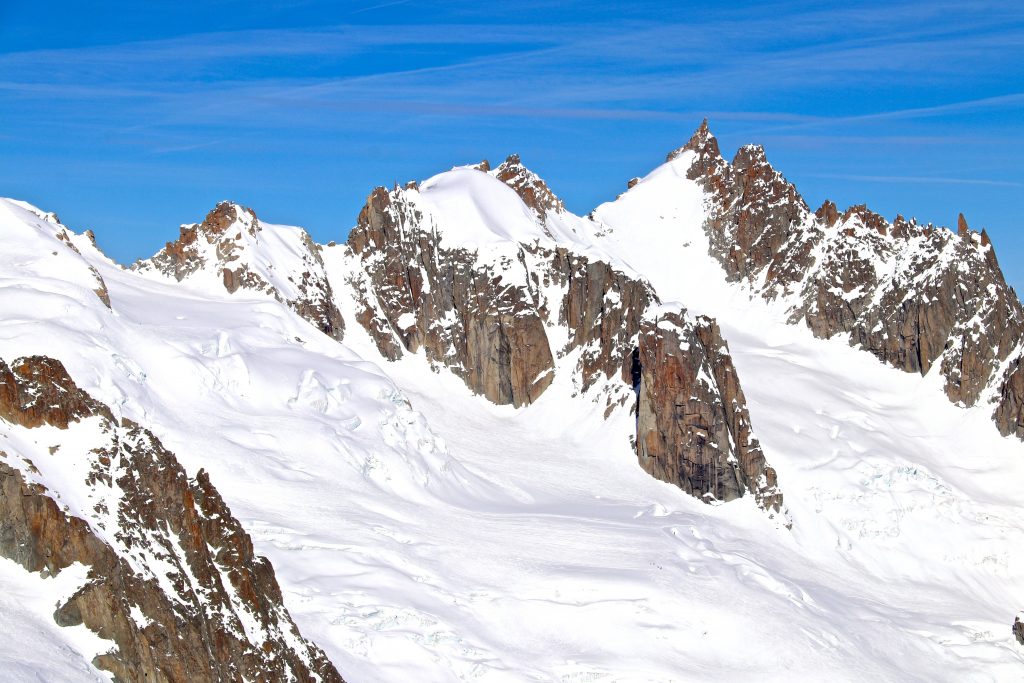 Vallée Blanche med Midi-Plan ryggtraversen og Aiguille du Plan (3.673 moh) bak.