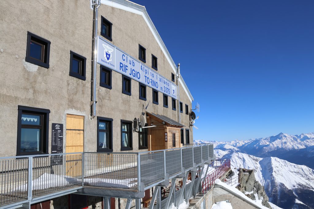 Turisthytten Rifugio Torino (3.371 moh) har en utmerket utsikt over de Sveitsiske og Italienske alpene.