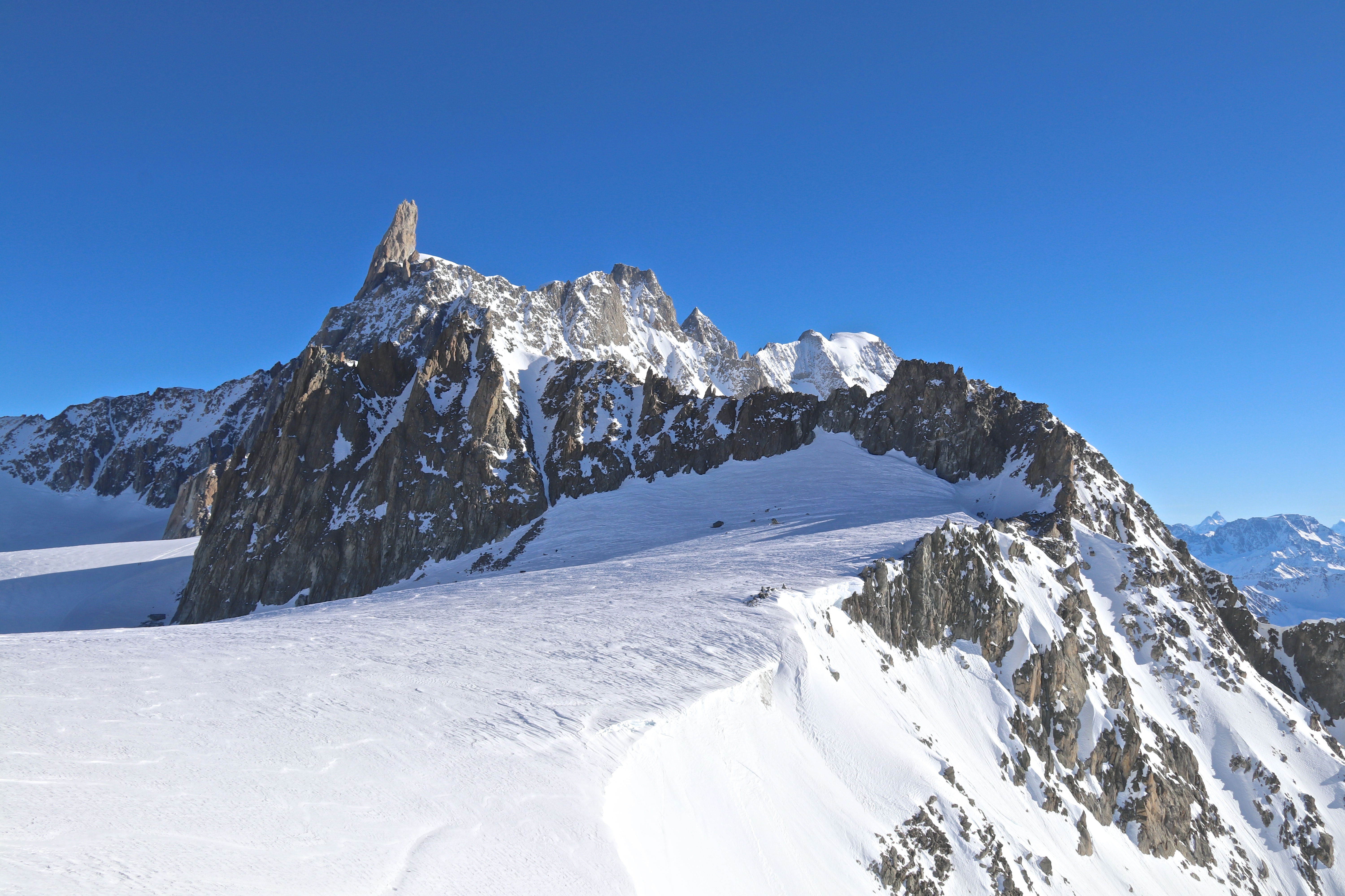 Ryggtraversen Aguilles Marbrées (3.535 moh) sett fra Rifugio Torino med Dent du Géant (4.013 moh) bak til venstre.