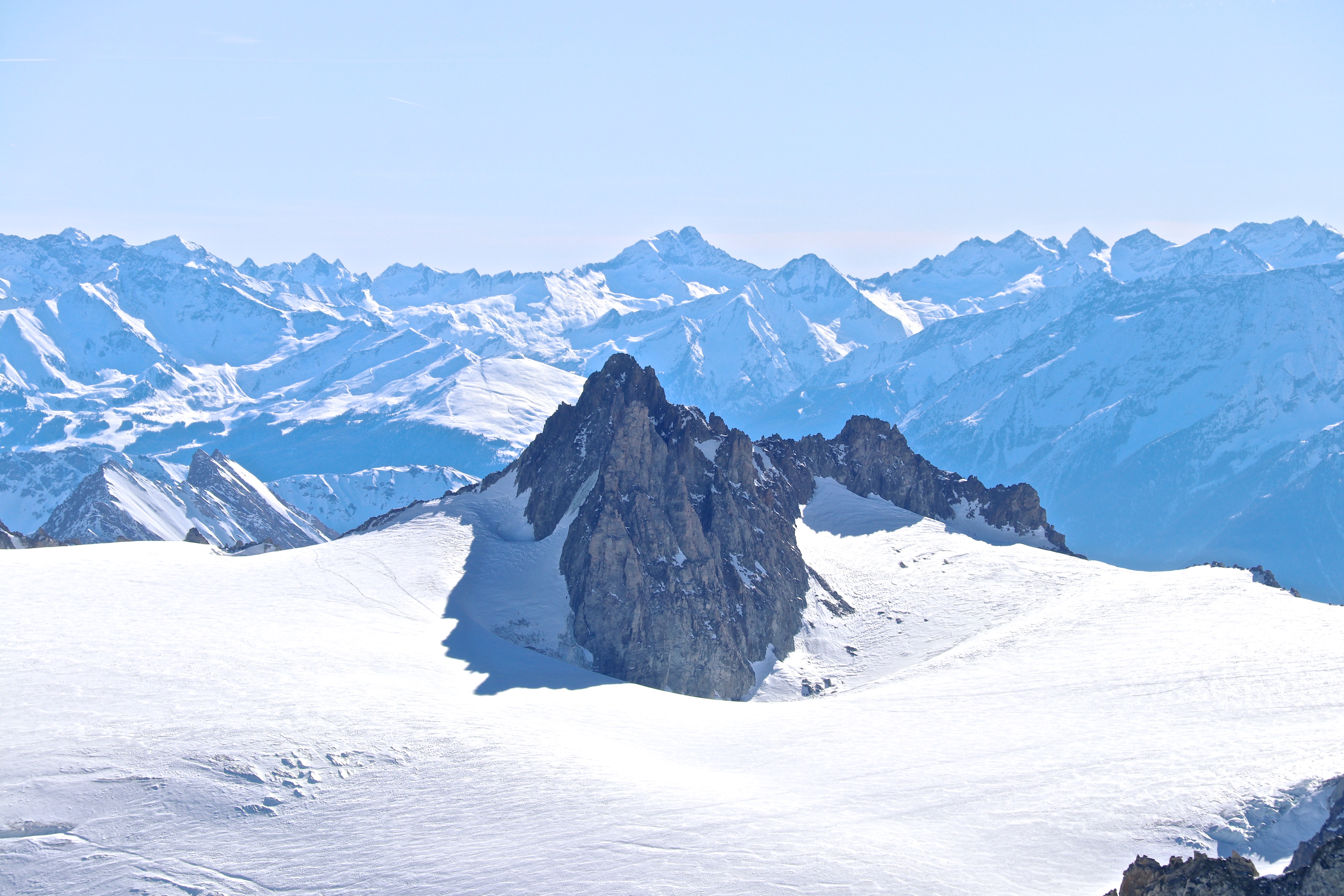 Aiguilles Marbrées (3.535 moh) sett fra Aiguille du Midi.