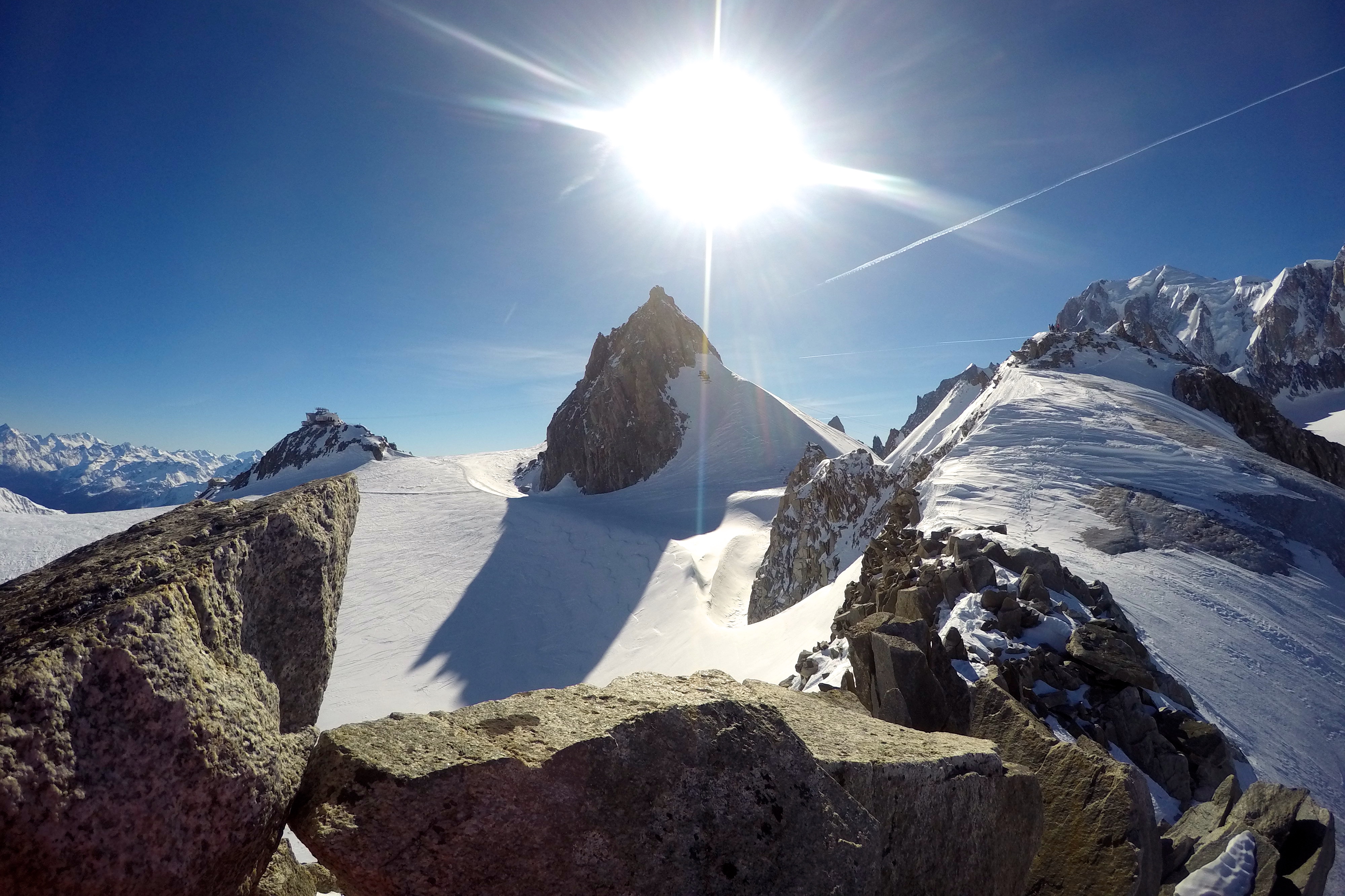 Nordøstryggen opp til Petit Flambeau (3.440 moh). Skylifts øvre stasjon på Pointe Helbronner og Grand Flambeau (3.559 moh) bak.