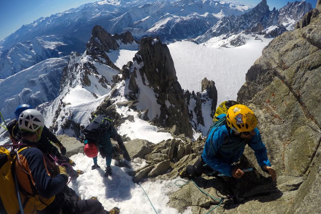 Mye klyving og enkel klatring når Aiguilles Marbrées i Mont Blanc-massivet bestiges.