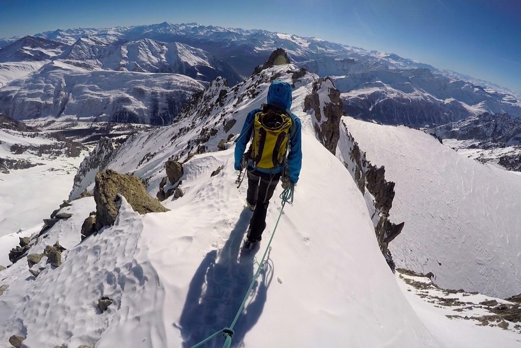 Rangling langs ryggen av Aiguilles Marbrées i Mont Blanc-massivet.