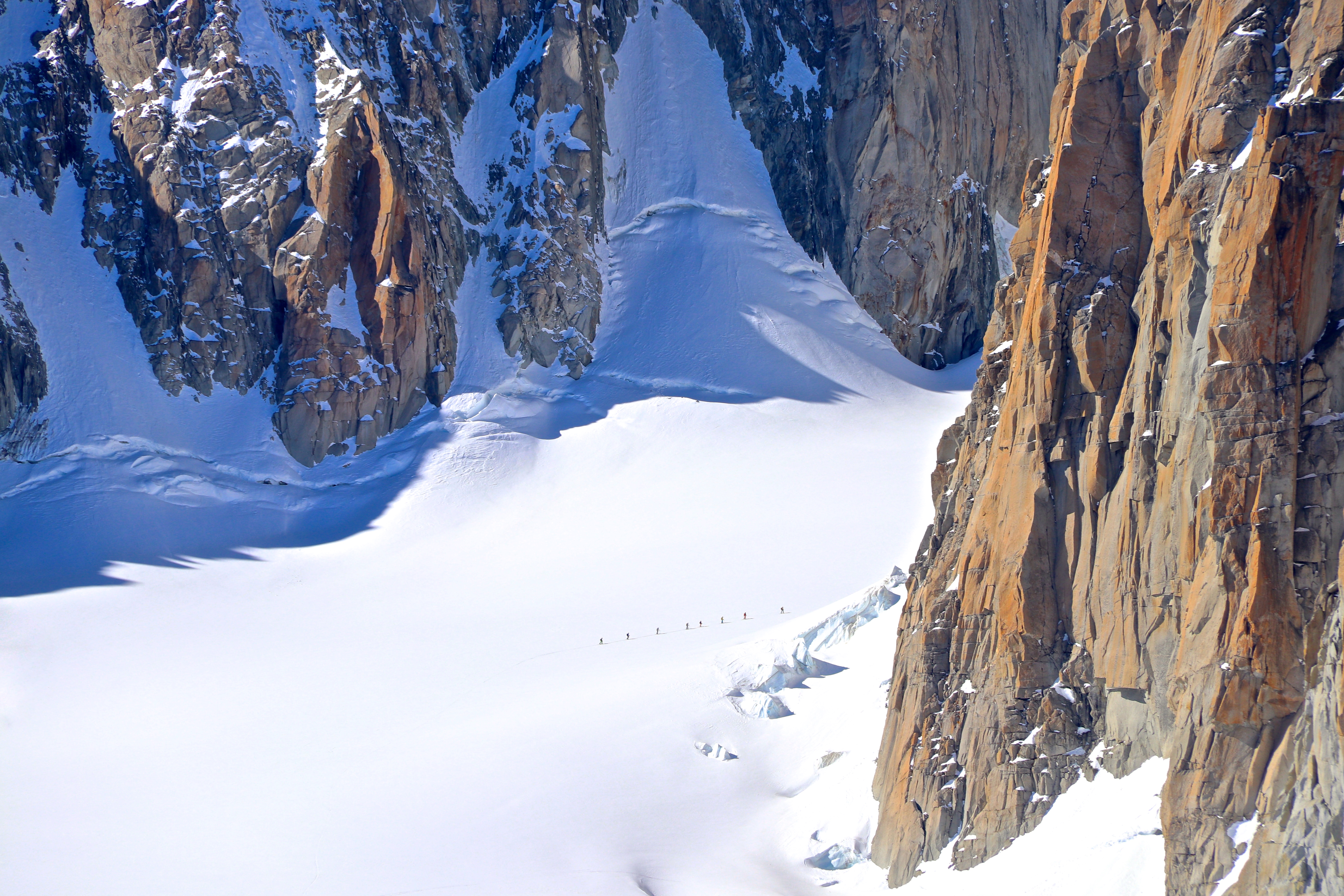 En gruppe på ski over breen Glacier du Géant mellom Kuffner traversen og Trident du Tacul.