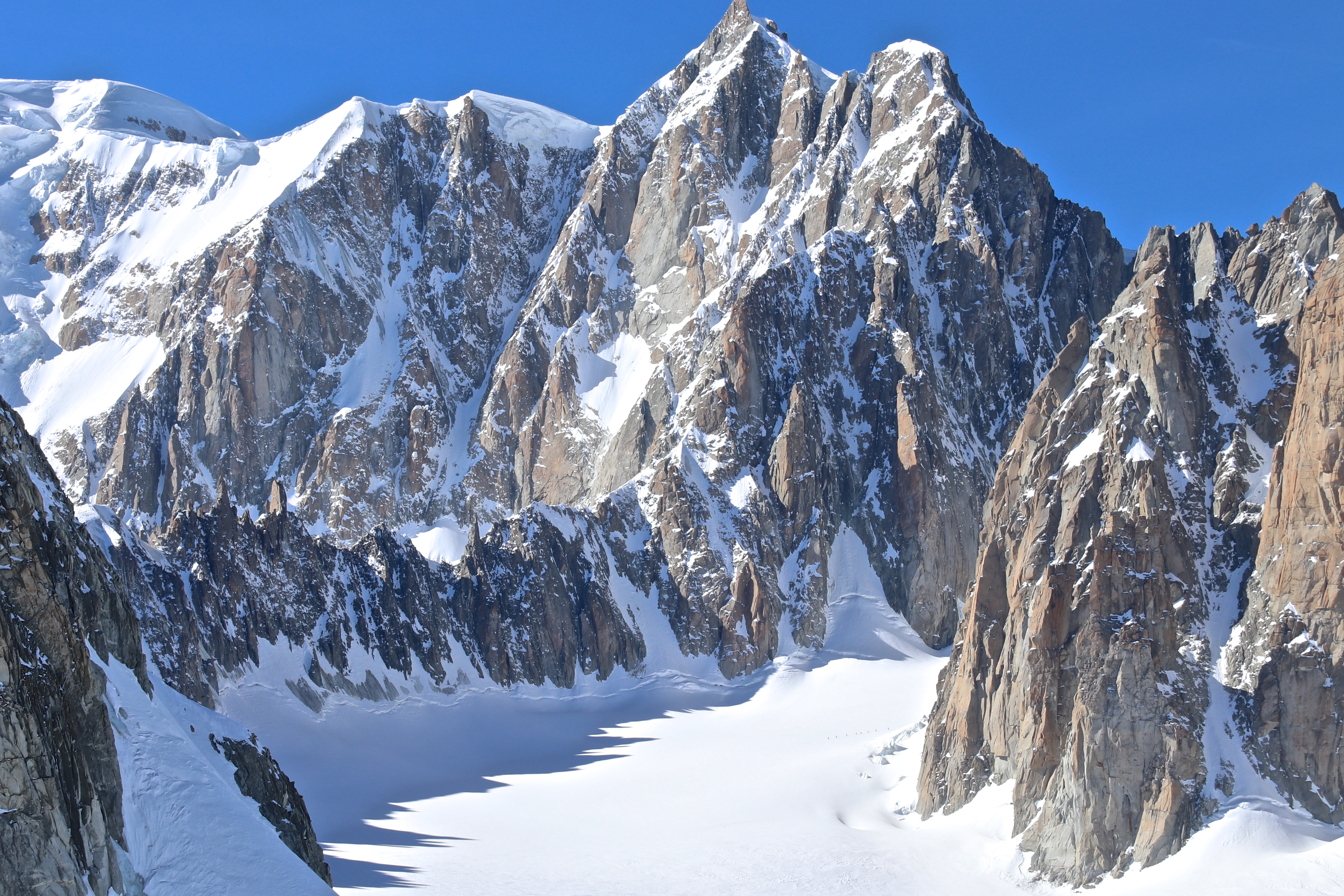 Mont Maudit (4.464 moh) med den kvasse Kuffner traversen. En gruppe på ski er på vei om Glacier du Géant.