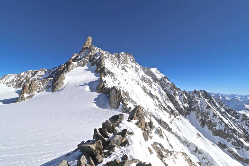 Ryggen mellom Aiguilles Marbrées og den ikoniske klatretoppen Dent du Géant (4.013 moh).