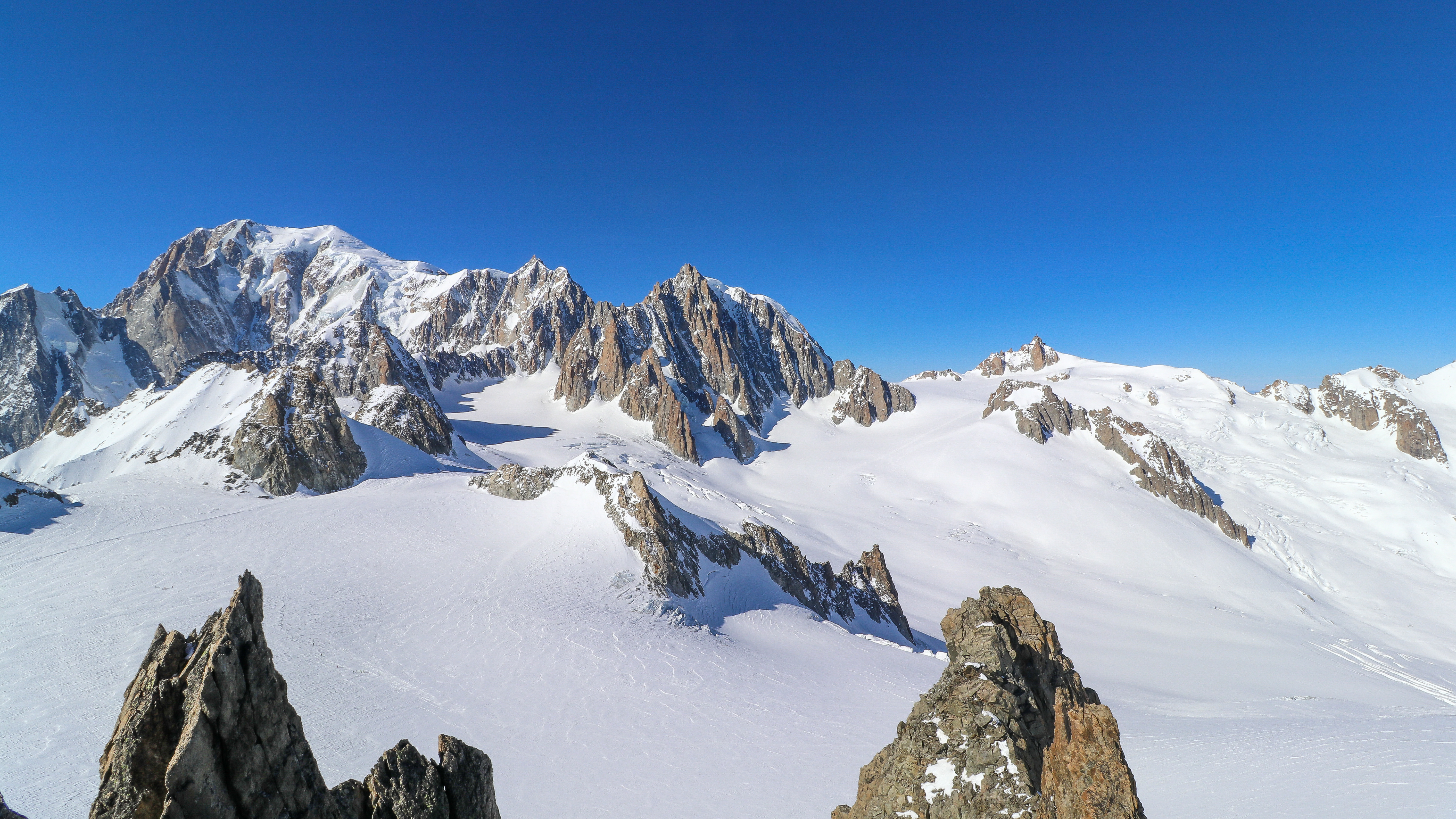 Glacier du Géant og Petit Flambeau (midt i bildet) med Mont Blanc bak til venstre.