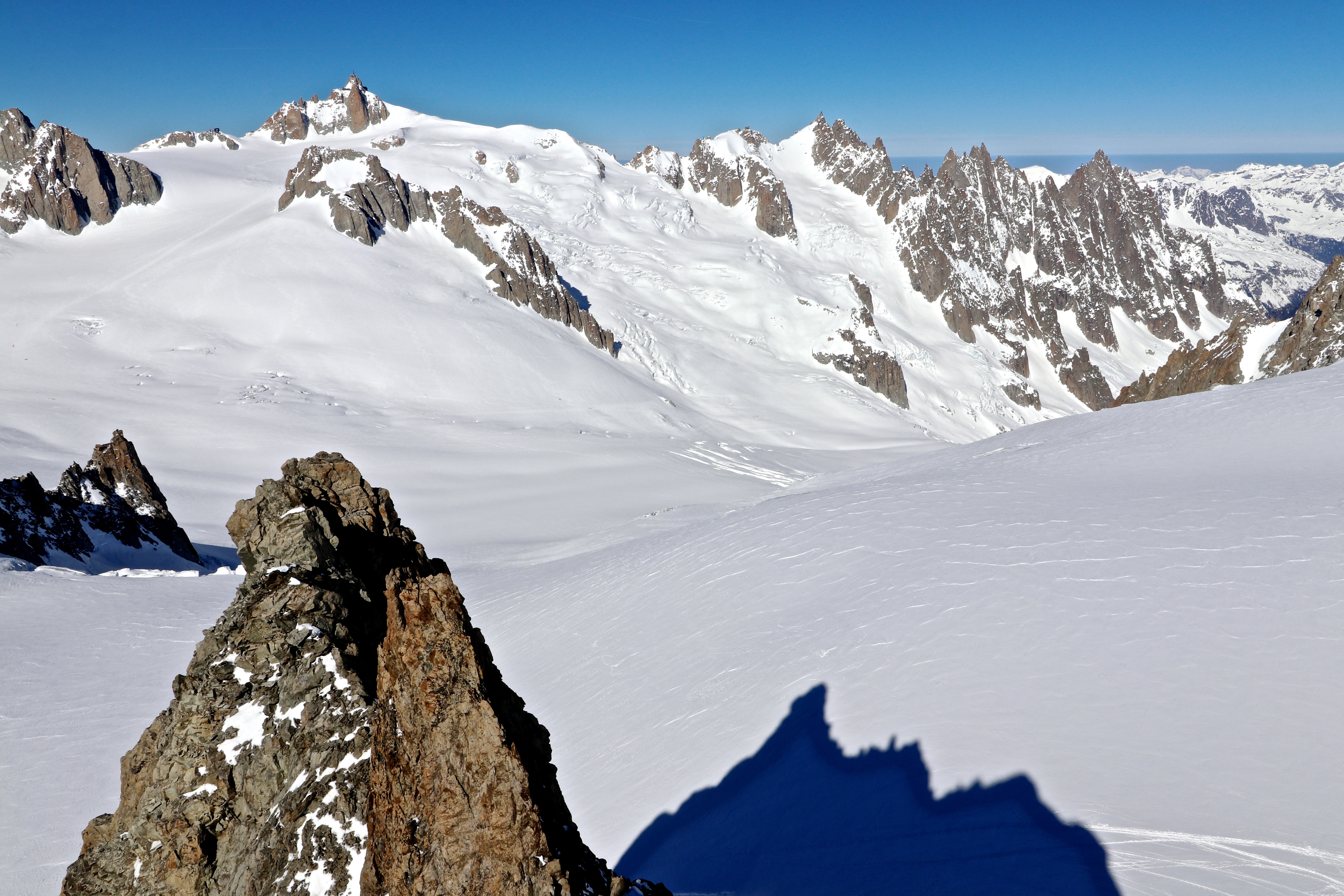 Utsikt fra toppen av Aiguilles Marbrées (3.535 moh) mot Aiguille du Midi (3.842 moh) og Midi-Plan Traverse mot Aiguille du Plan. Fin utsikt ned mot Vallée Blanche.