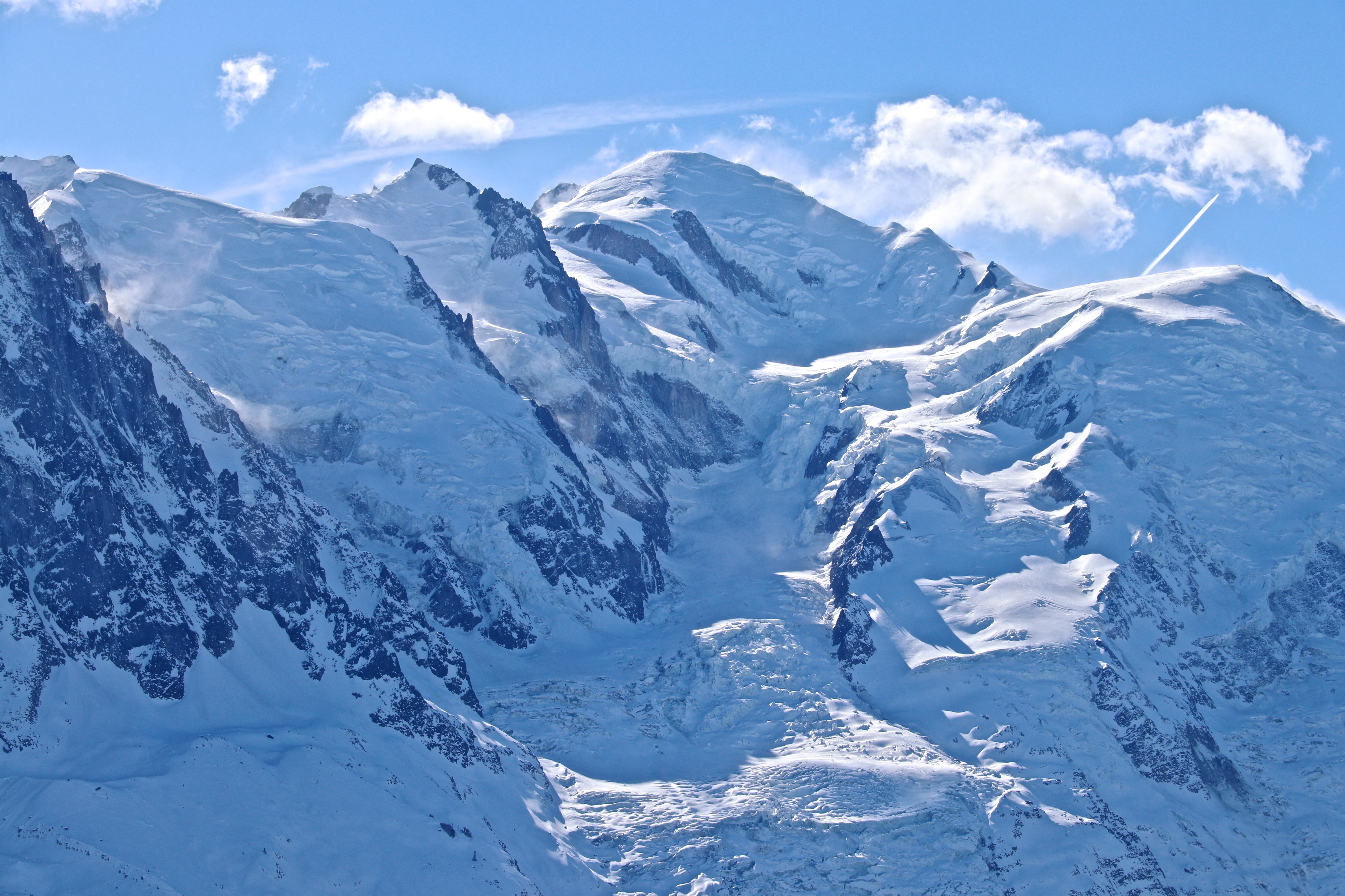 Glacier des Bossons og Mont Blanc (4.808 moh) sett fra Le Brevent (2.525 moh).