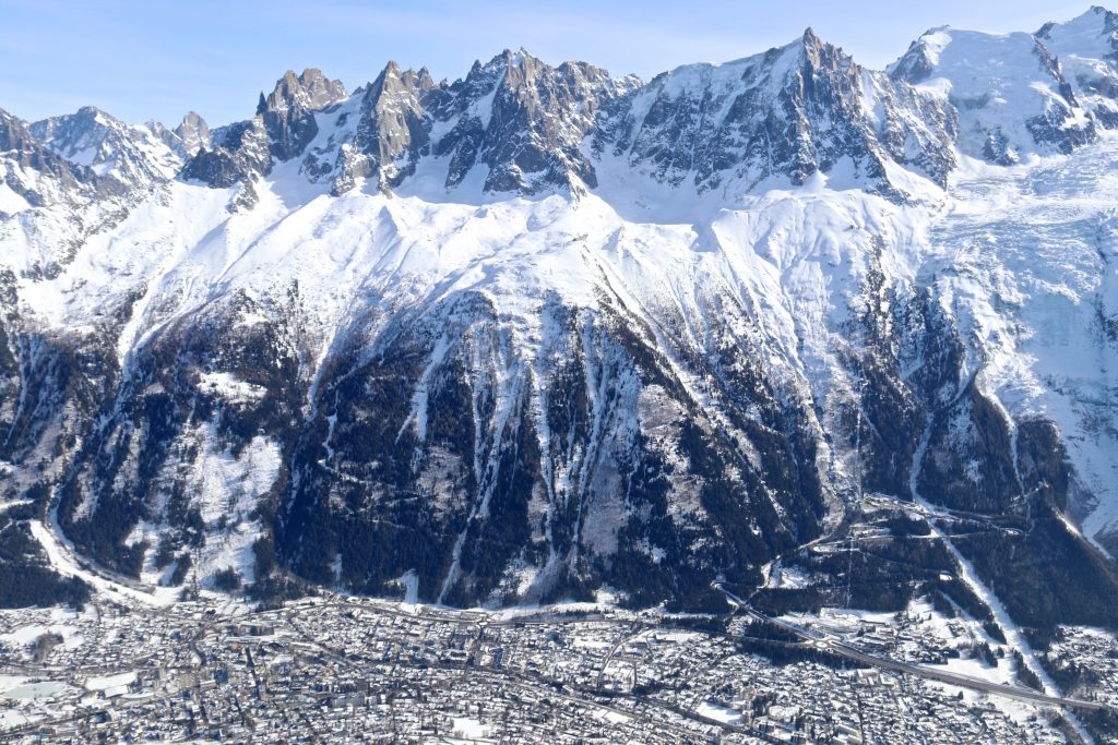 Aiguille du Midi (3.842 moh) og Chamonix sett fra Brévent (2.525 moh).