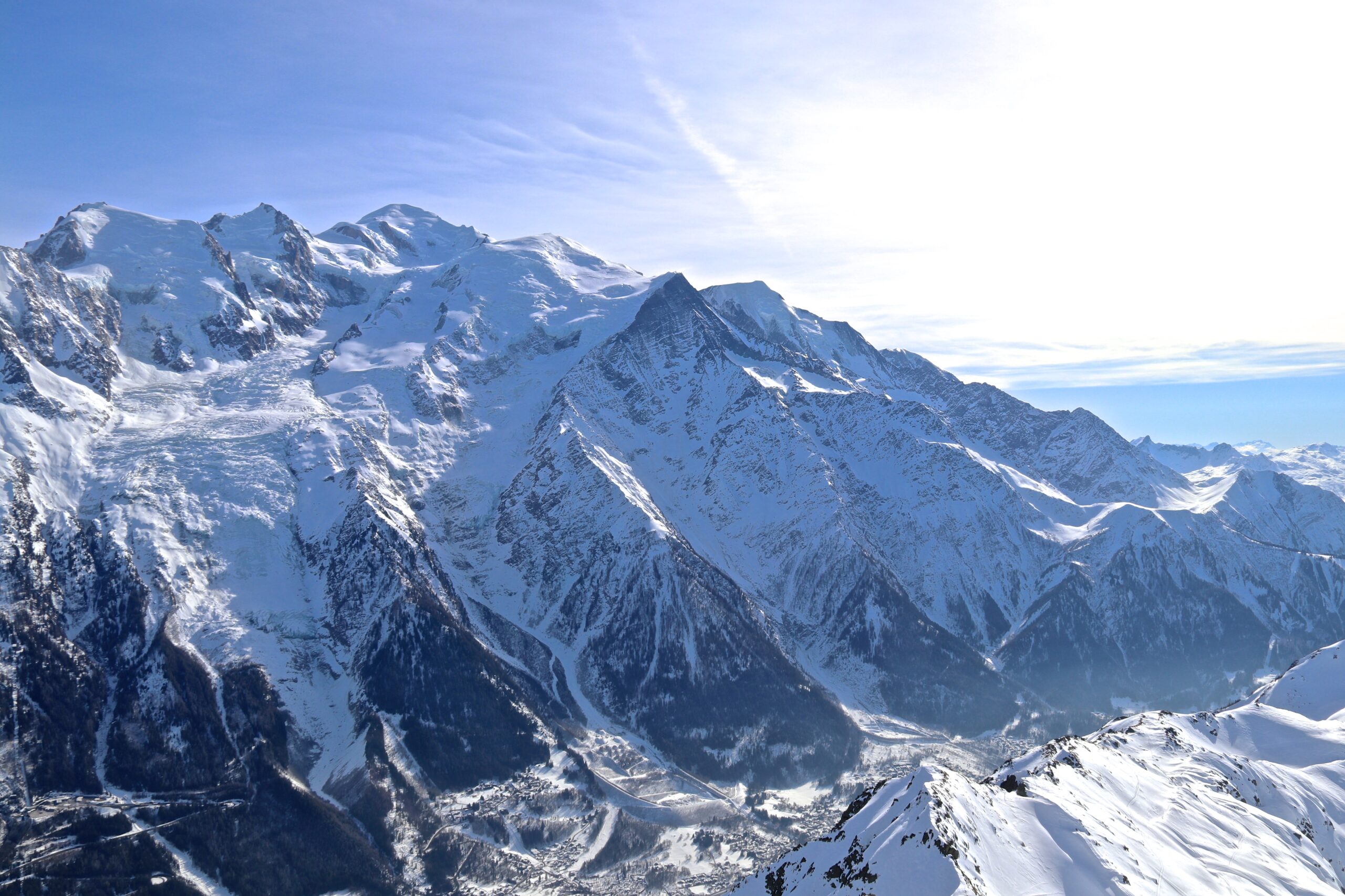 Mont Blanc (4.808 moh) sett fra Le Brevent (2.524 moh). Mont Blanc