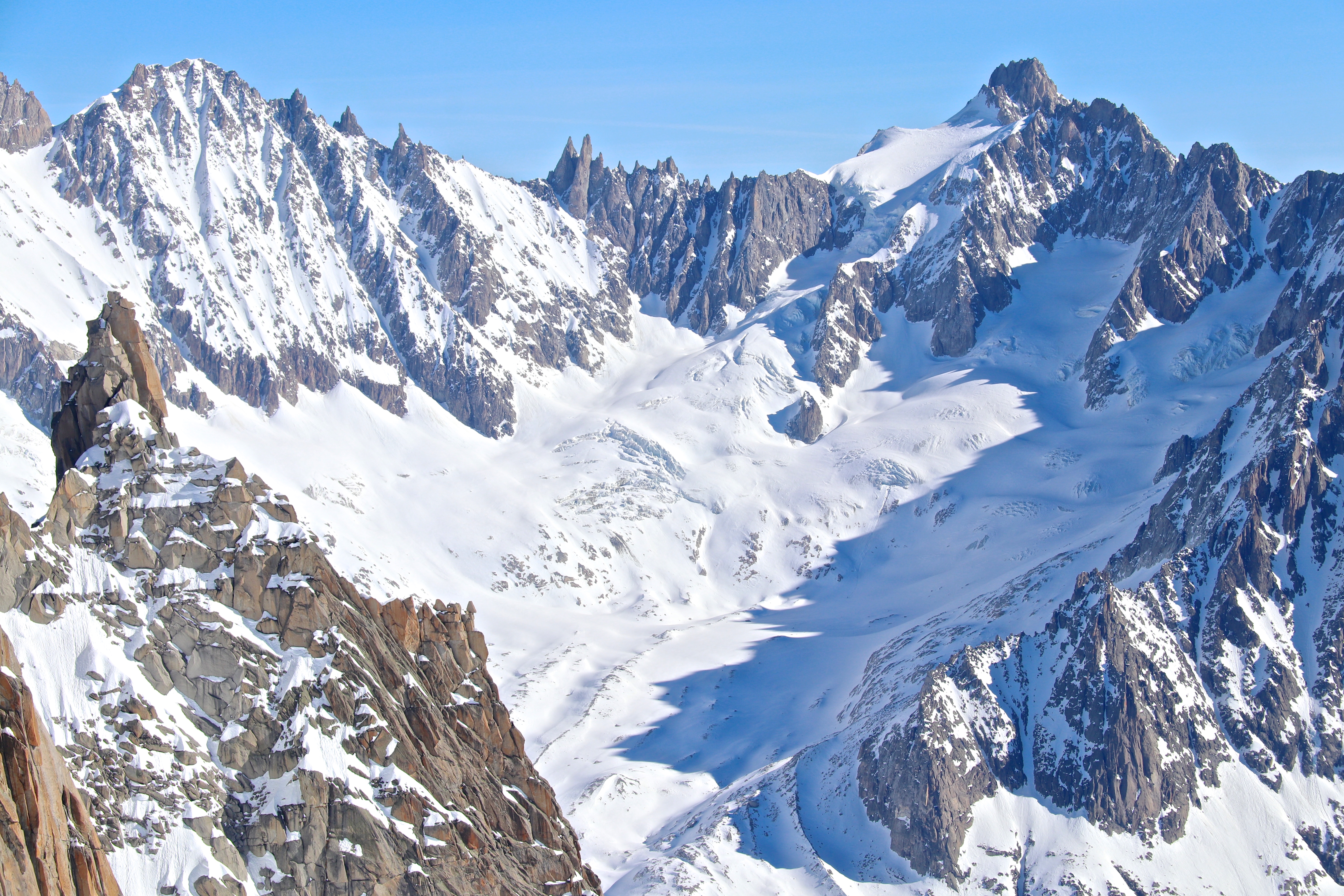 Glacier de Talèfre omgitt av alpine tinder som Aiguille Verte (utenfor bildet), Les Courtes (3.856 moh) og Pointe Isabella (3.761 moh). 