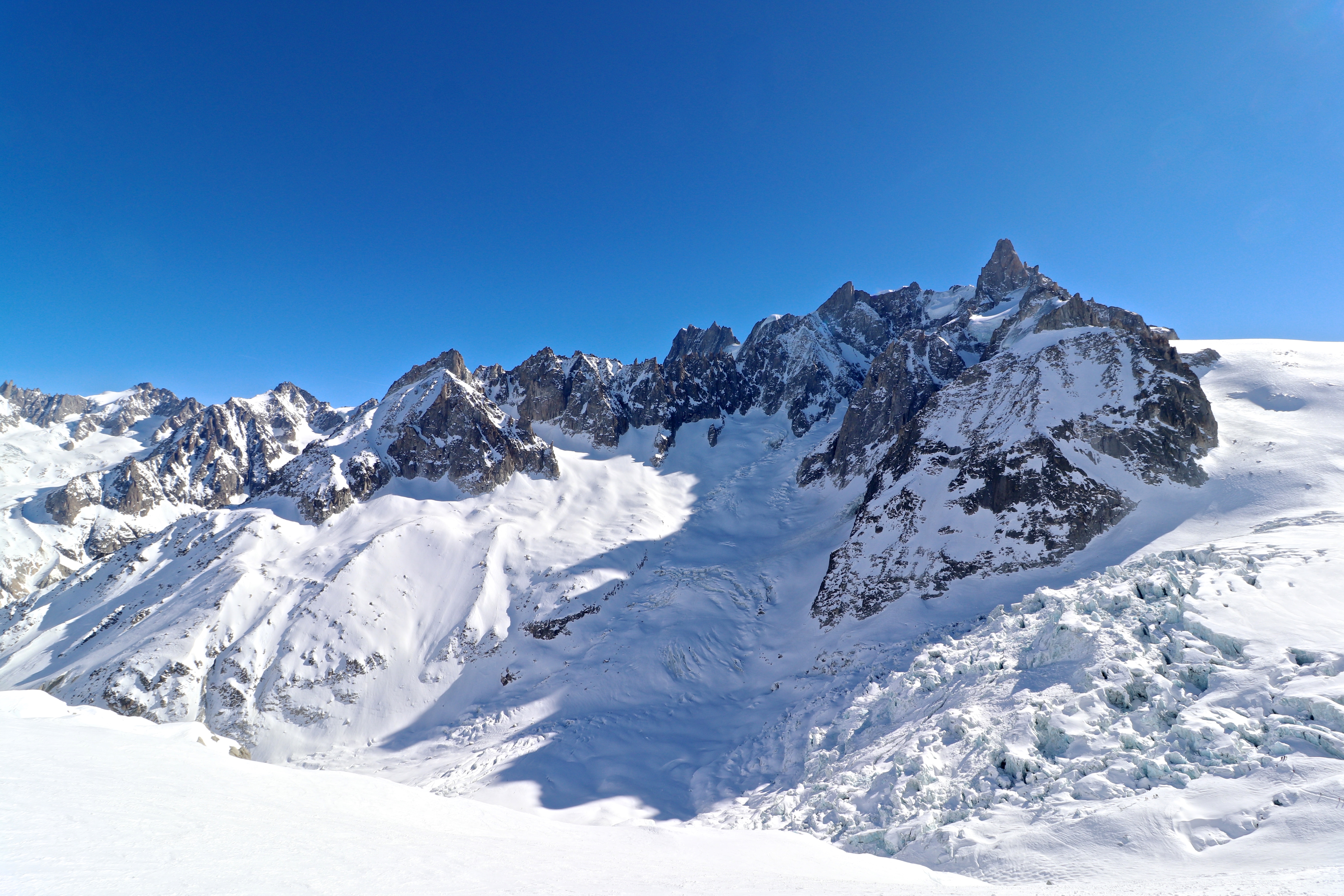 Glacier du Géant med Dent du Géant (4.013 moh) bak er noe av omgivelsene på Vallée Blanche.