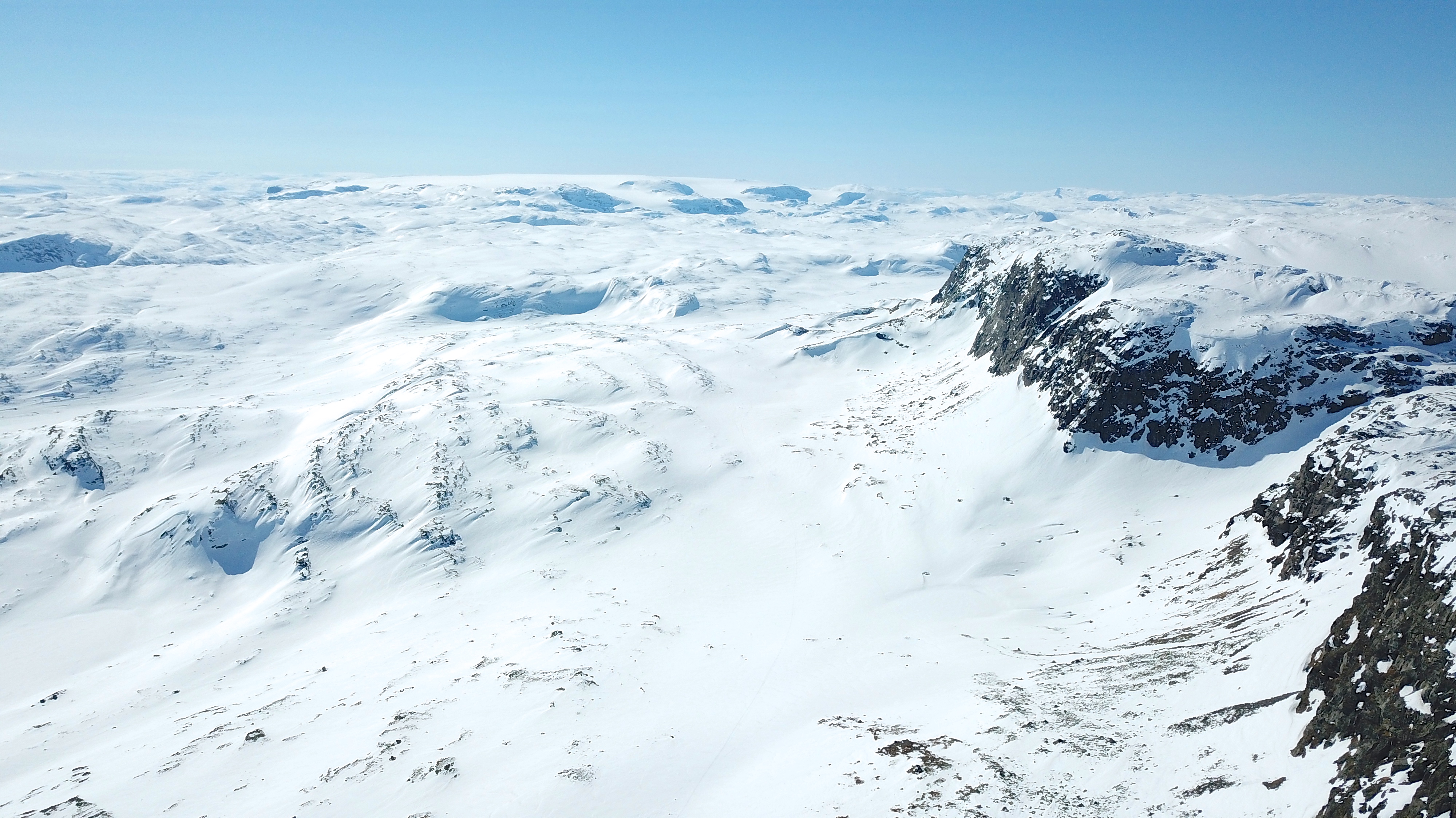 Hallingskarvet og Hardangerjøkulen.