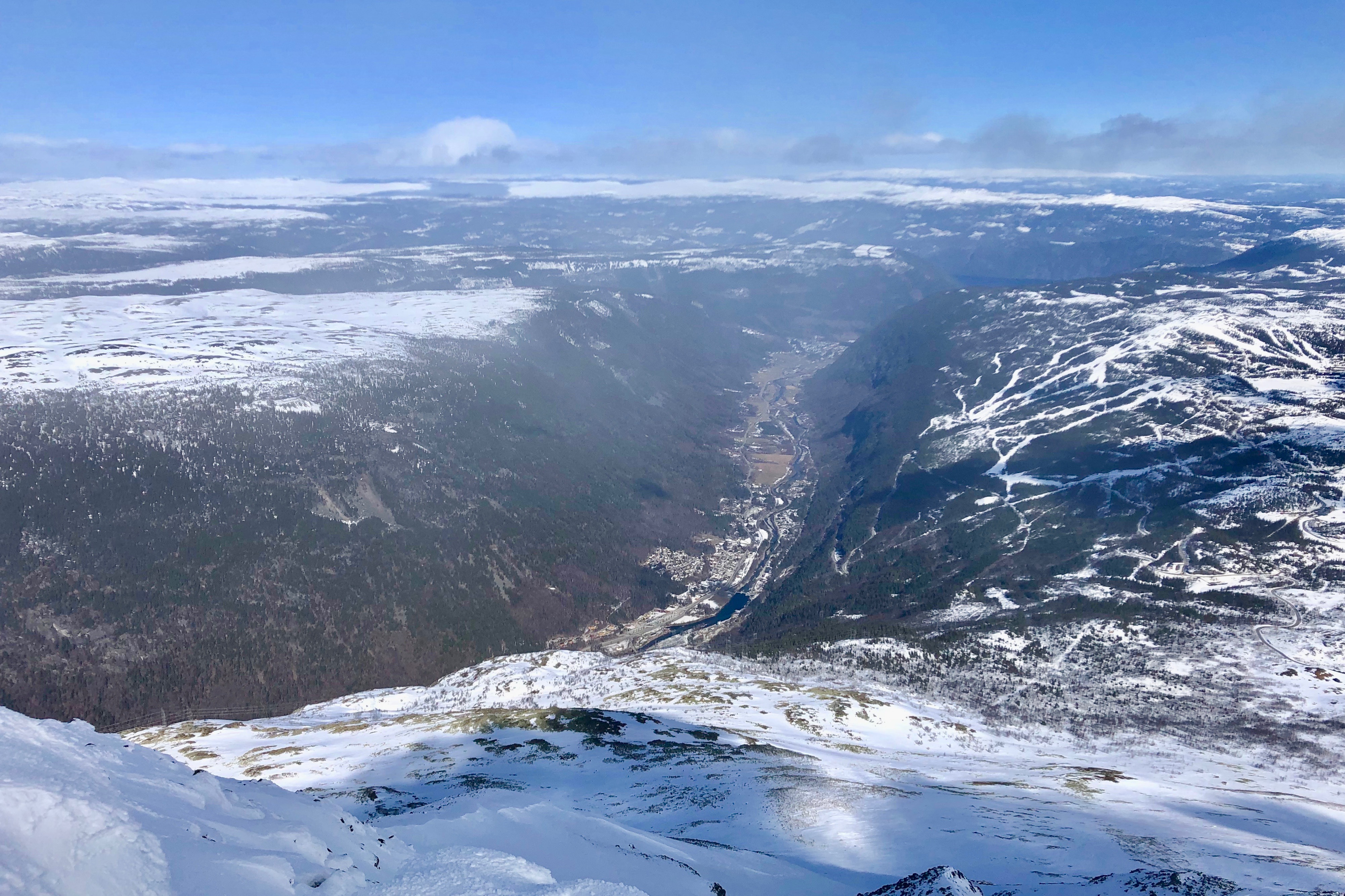 Utsikt mot Rjukan fra toppen av Gautatoppen (1.883 moh).