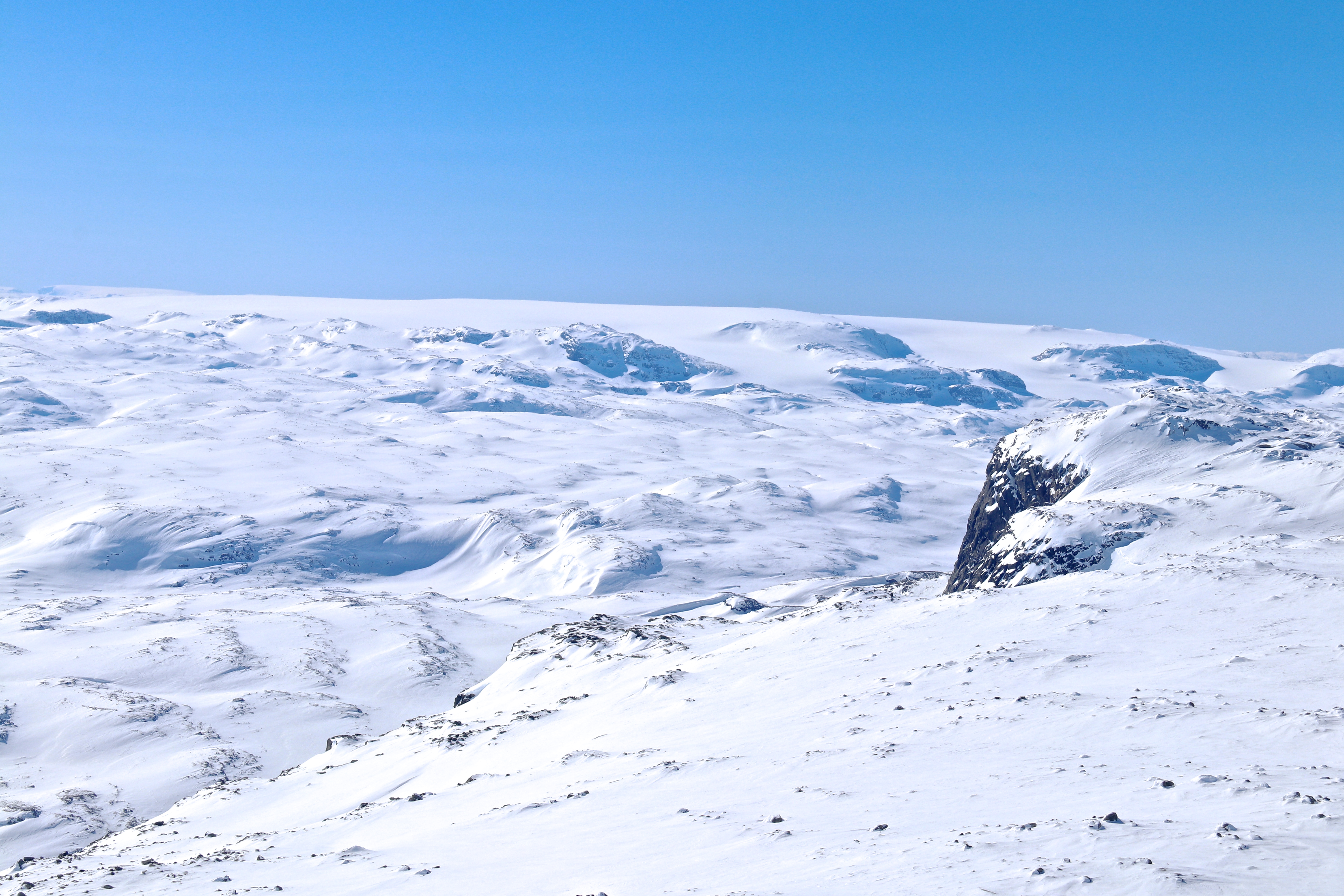 Utsikt fra Folarskardnuten (1.901 moh) vestover mot Hardangerjøkulen.