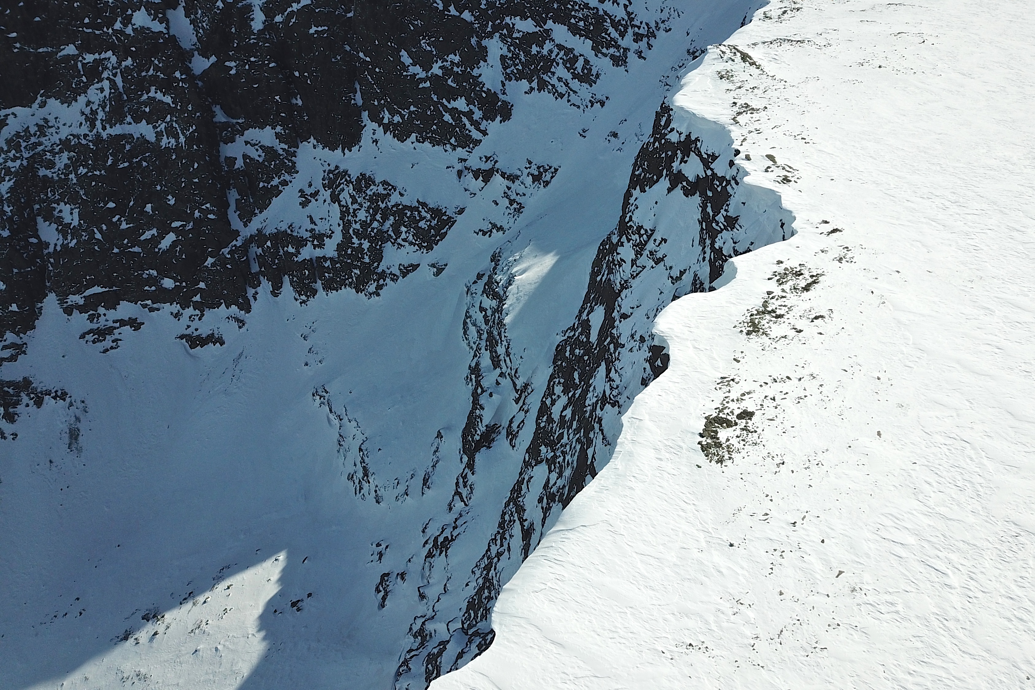 Det går stupbratt ned mot Geitebotten fra Ranastongi (1.900 moh).