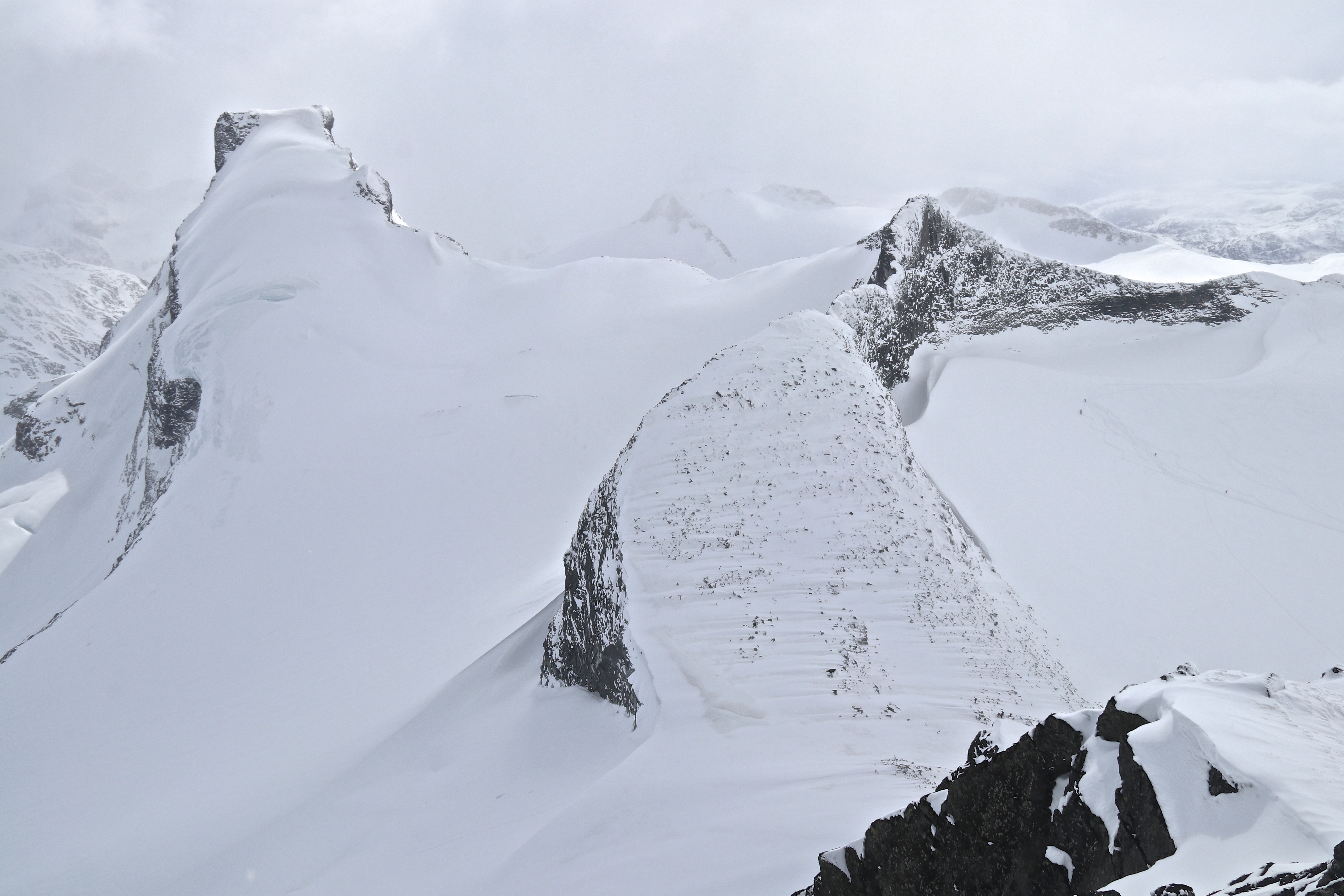 Utsikt fra Sokse mot Storebjørn (2.222 moh) og Veslebjørn med Bjørnungene i Smørstabbtindmassivet.