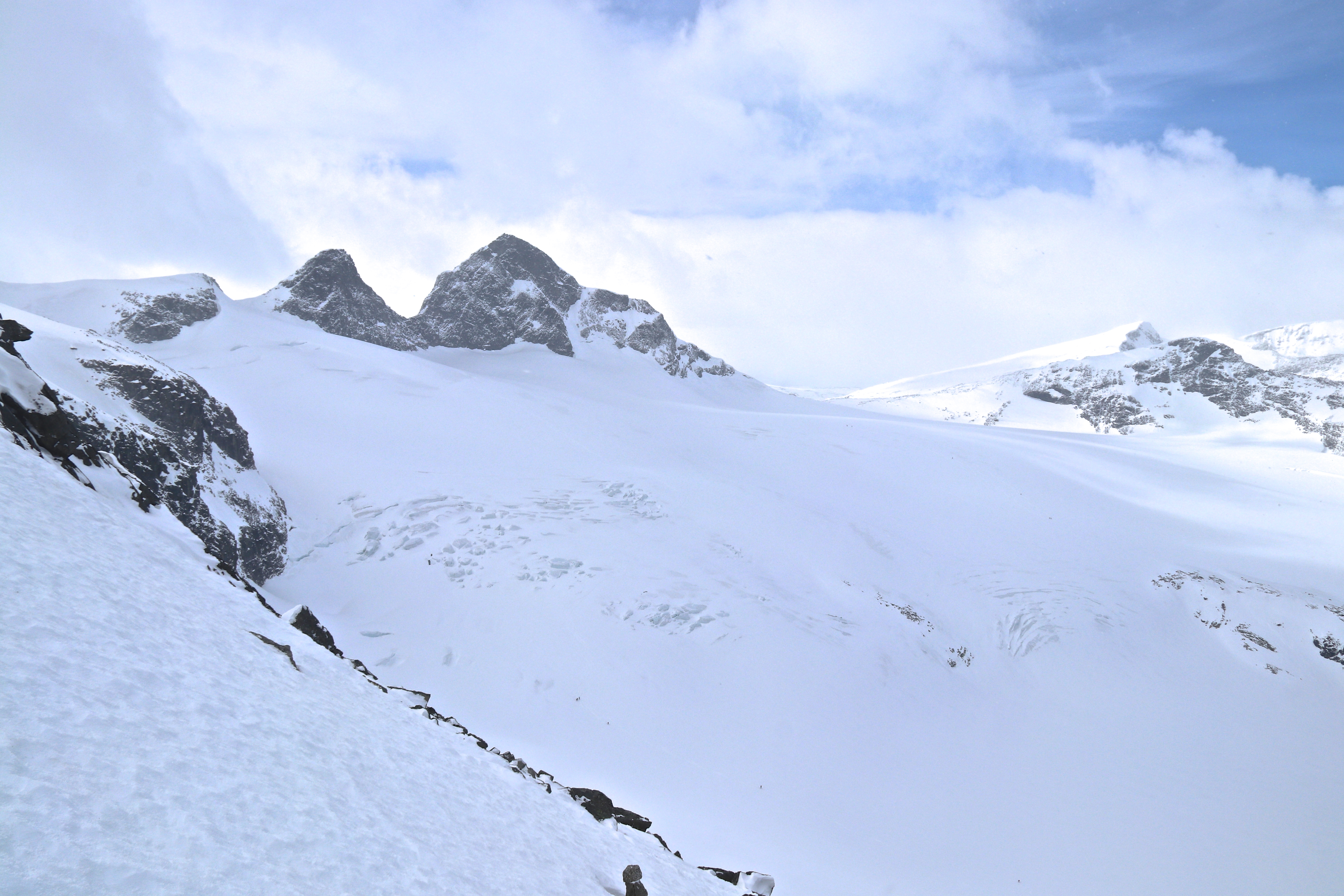 Utsikt fra Geite (2.002 moh) mot Storbrean, Kniven og Store Smørstabbtind.
