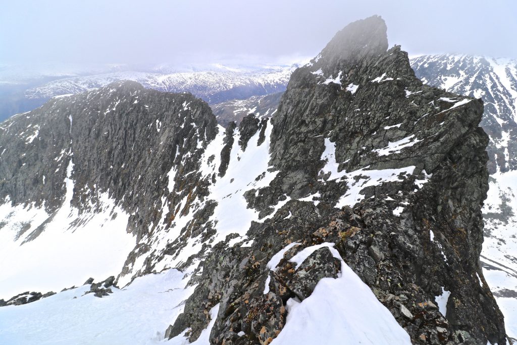 Nørdre Soleibotntinden (2.030 moh) med Lauvanostinden bak.