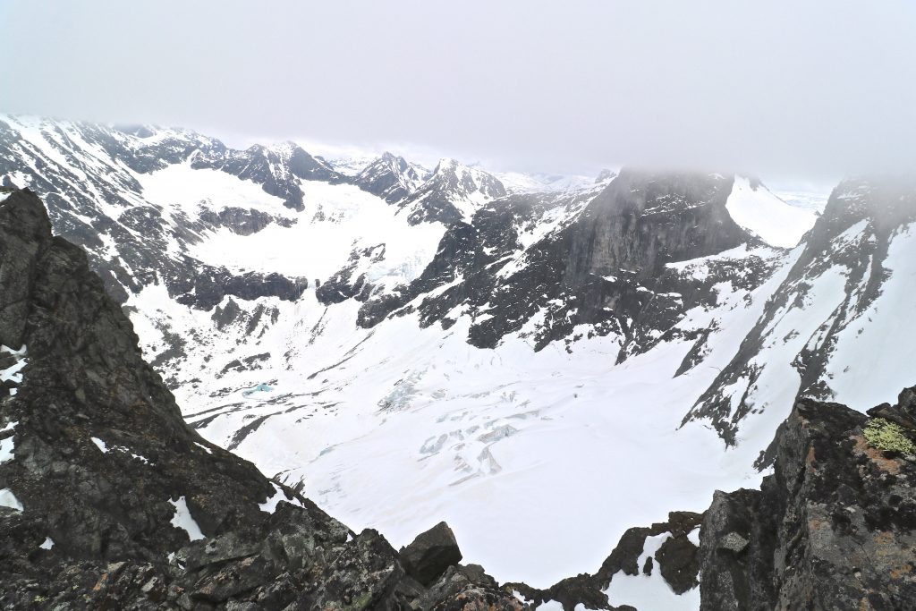 Ringsbotn, Ringsbreen og en skydekt Store Ringstind sett fra Nørdre Soleibotntind.