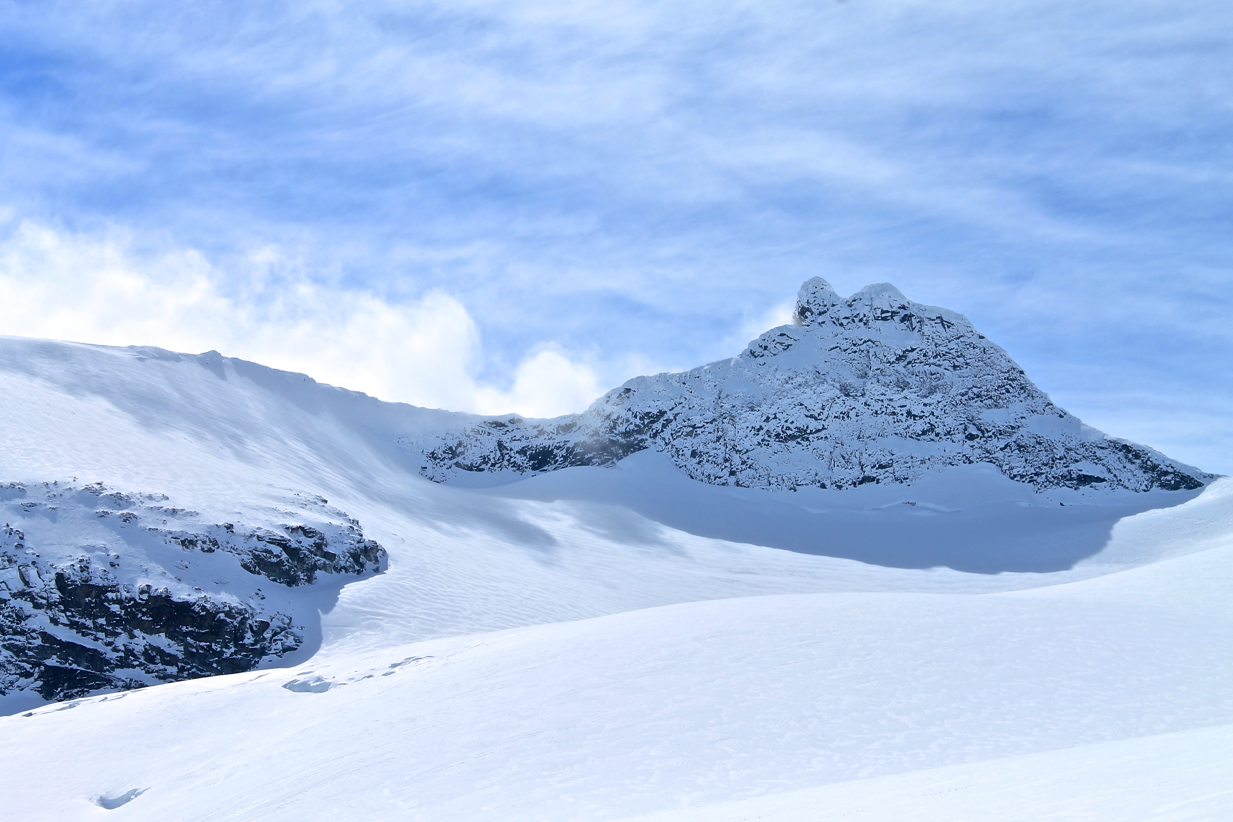 Sokse (2.189 moh) med den kvasse østryggen sett fra Storbrean.