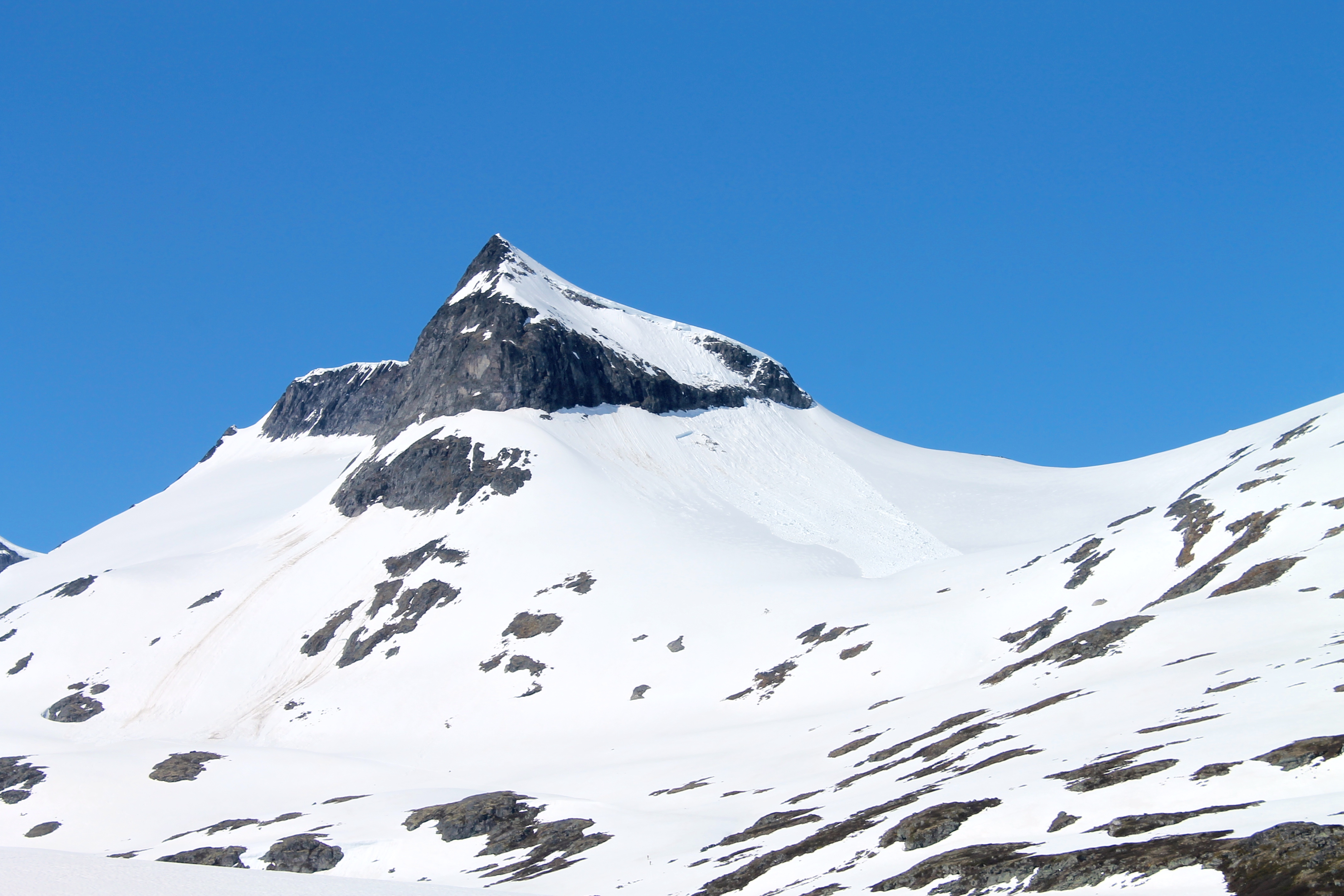 Geite (2.002 moh) i Smørstabbtindmassivet sett fra Leirdalen.