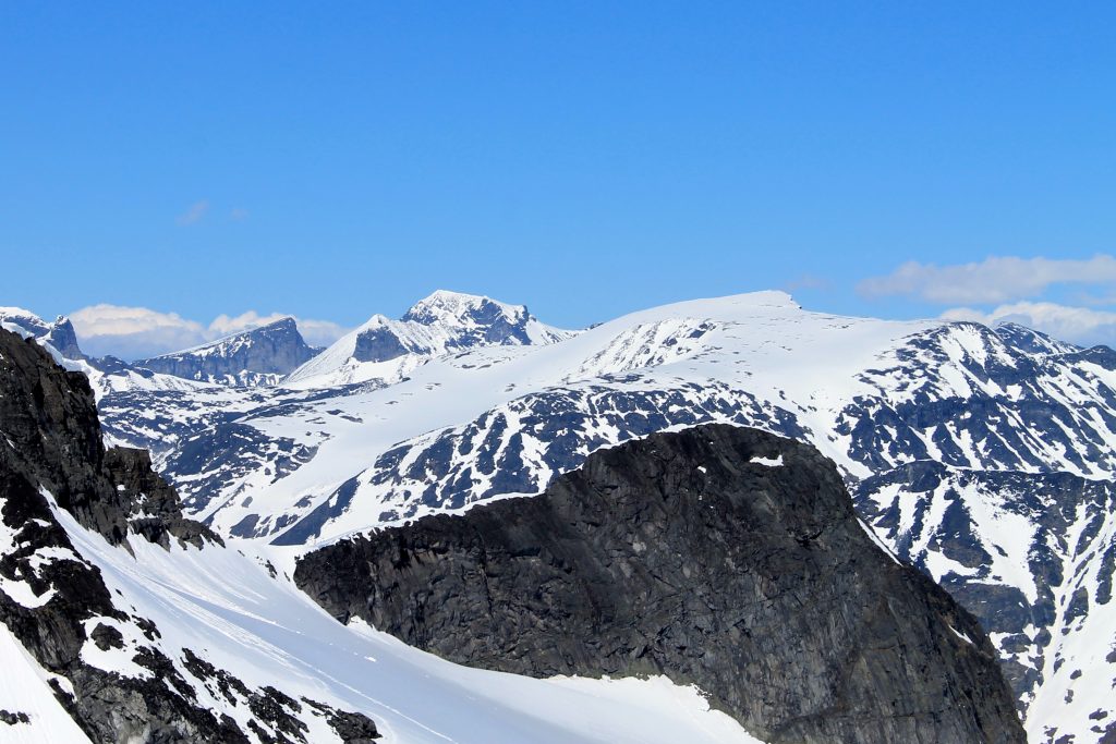 Geite (2.002 moh) sin sørlige og stupbratte fjellside, med Bukkehøe og Galdhøpiggen i bakgrunnen.