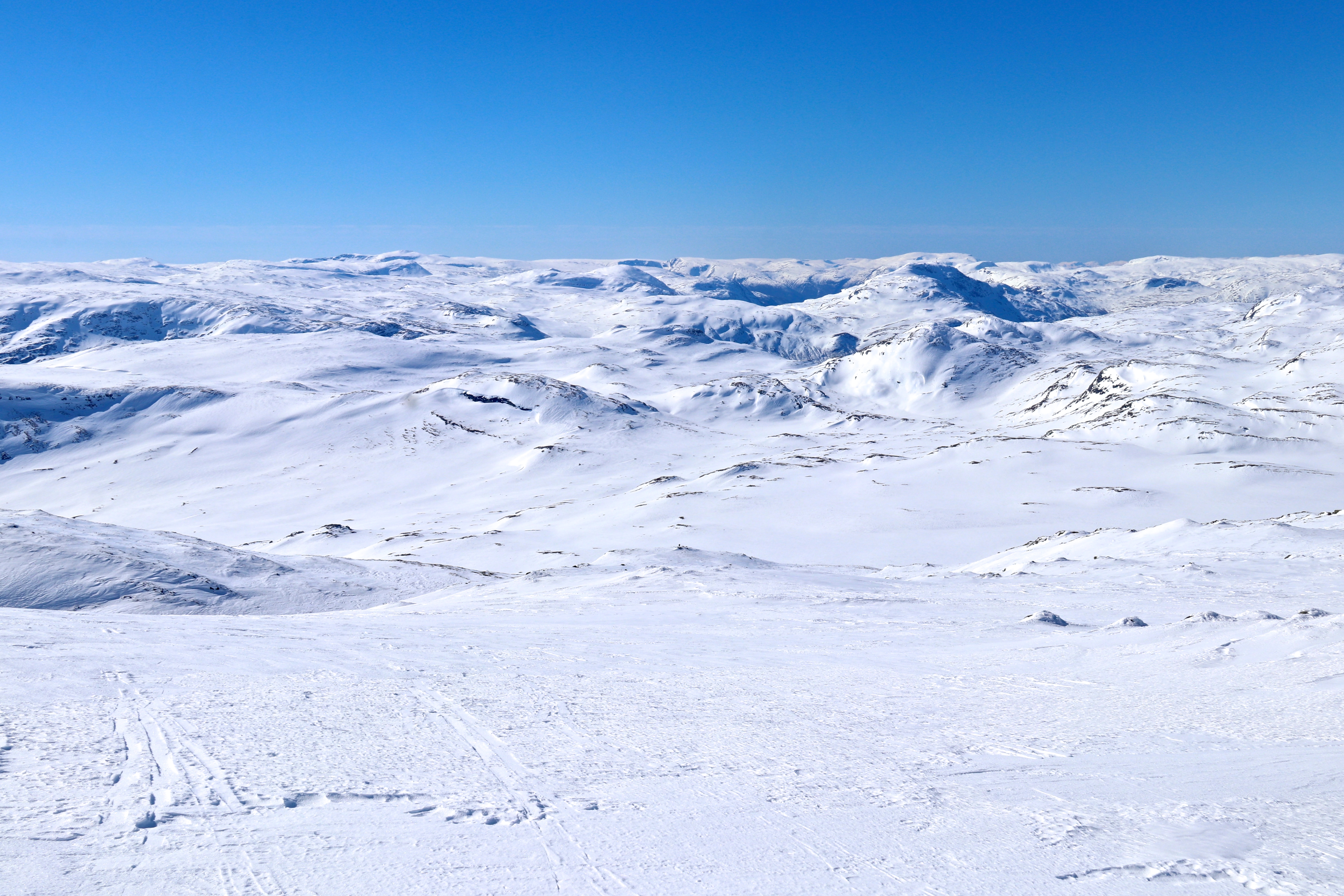 Flott utsikt i alle himmelretninger på Høgeloft. Her vestover mot fjellene rundt Lærdal.