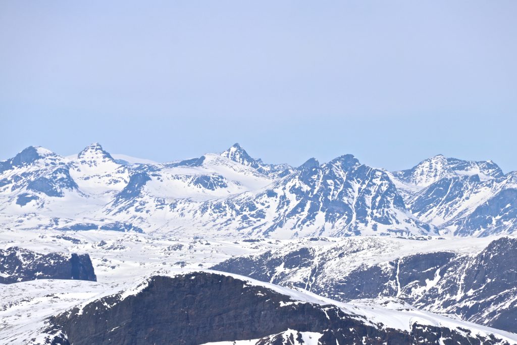 Tofinnstindene (2.118 moh) sett fra toppen av Ranastongi.