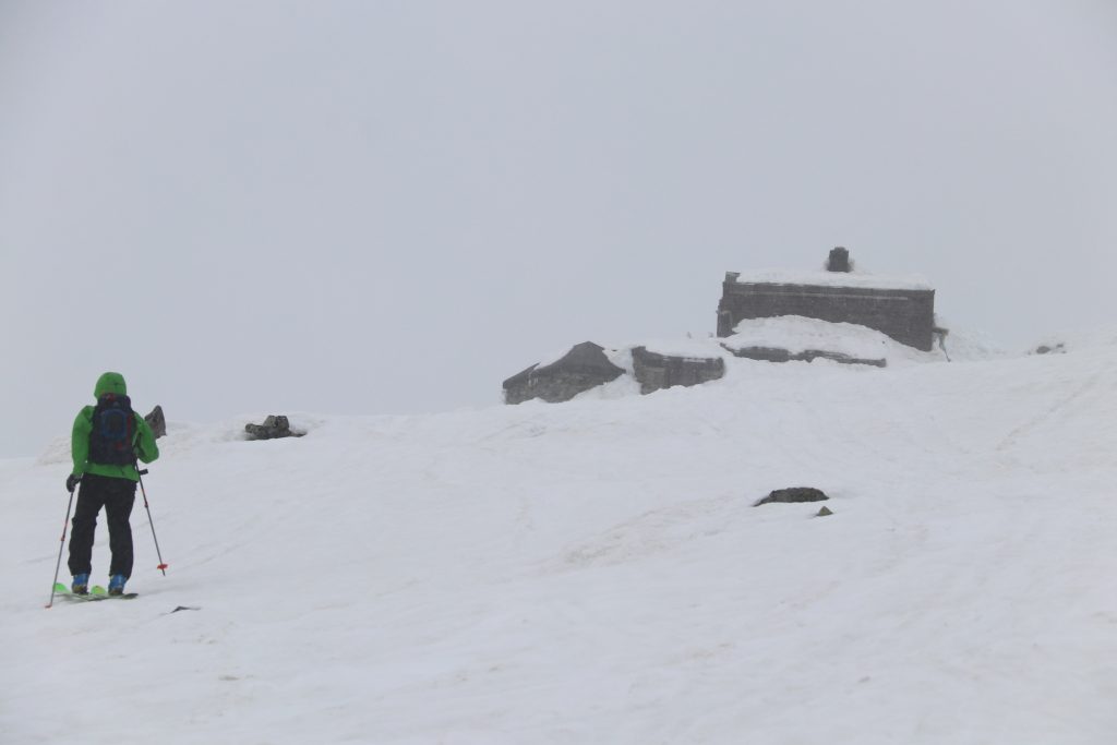 Det kan være værhardt og dårlig sikt på toppen av Fannaråki. På fine dager er det en utrolig flott utsikt, særlig mot Hurrungane.