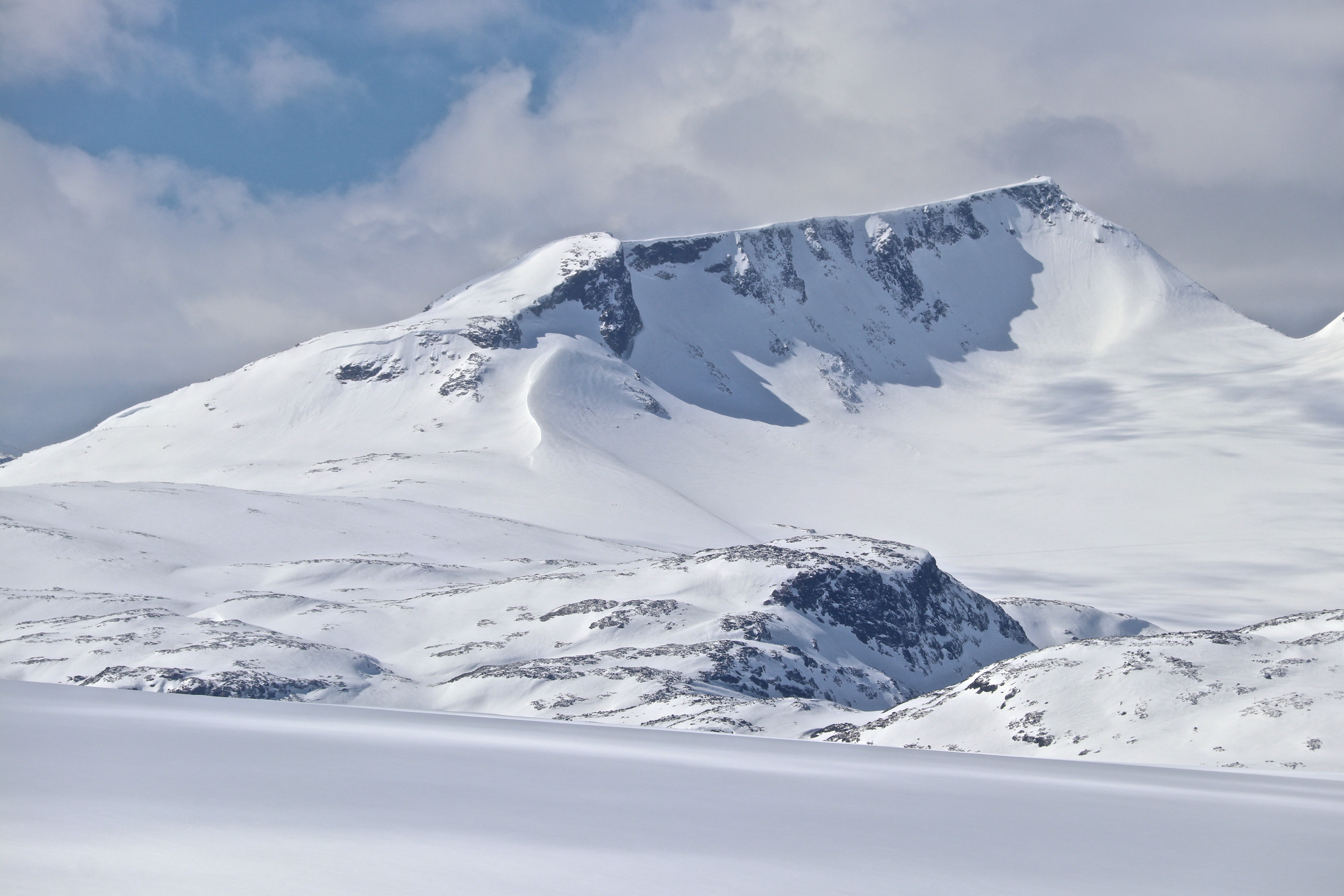 Fannaråki (2.068 moh) på Sognefjellet med Fannaråkbreen.