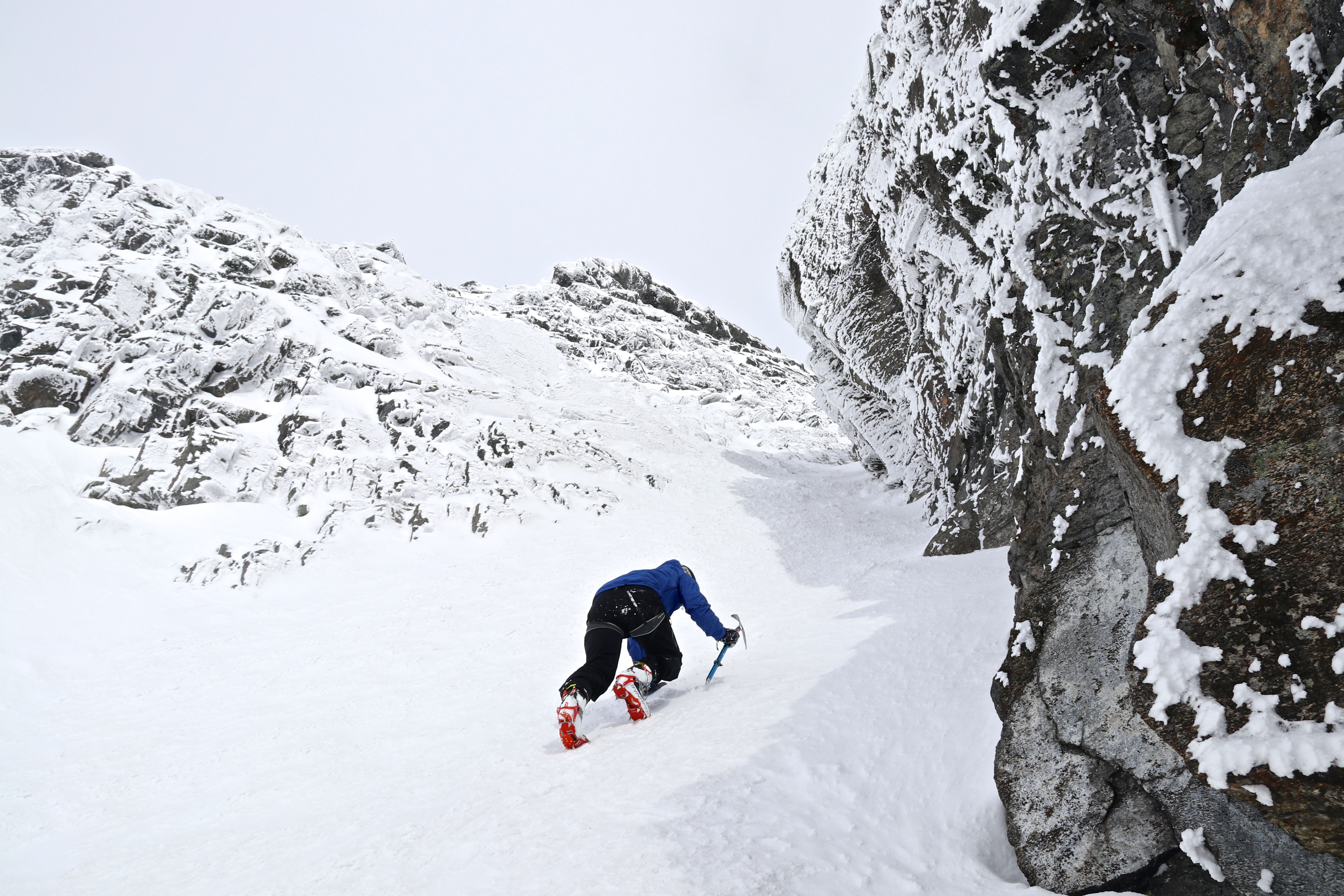 På vei opp den bratte rennen som leder opp til toppen av Sokse (2.189 moh).