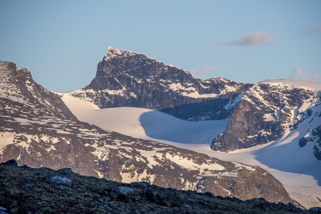 Skardstinden sett fra nord med Heimre Illåbrean under.