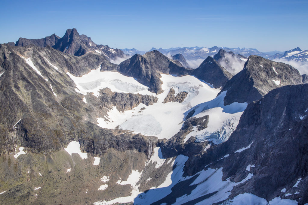 Innerste delen av Ringsdalen med Ringsbreen og Austre- og Midtre Ringstinden.
