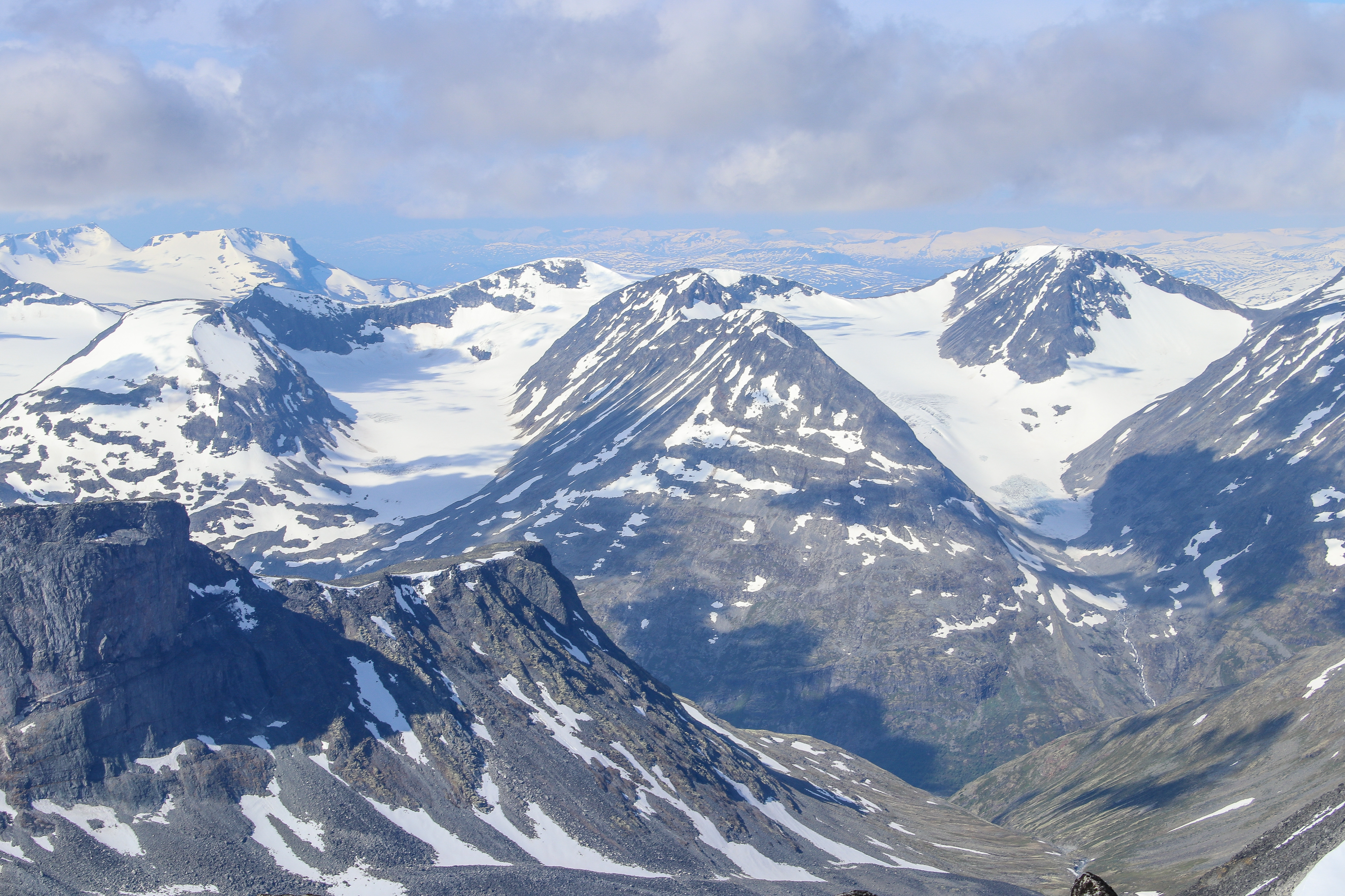 Skagsnebbtraversen midt i bildet sett fra Storjuvtinden.