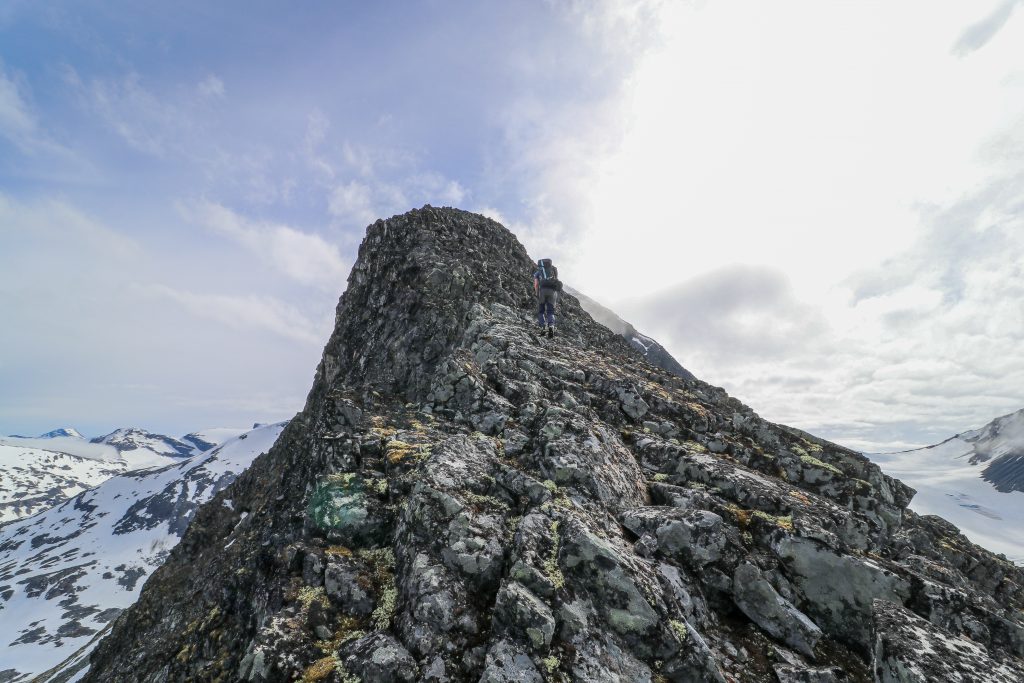 På vei opp mot toppen av Skagsnebb (2.003 moh) fra Leirdalen.