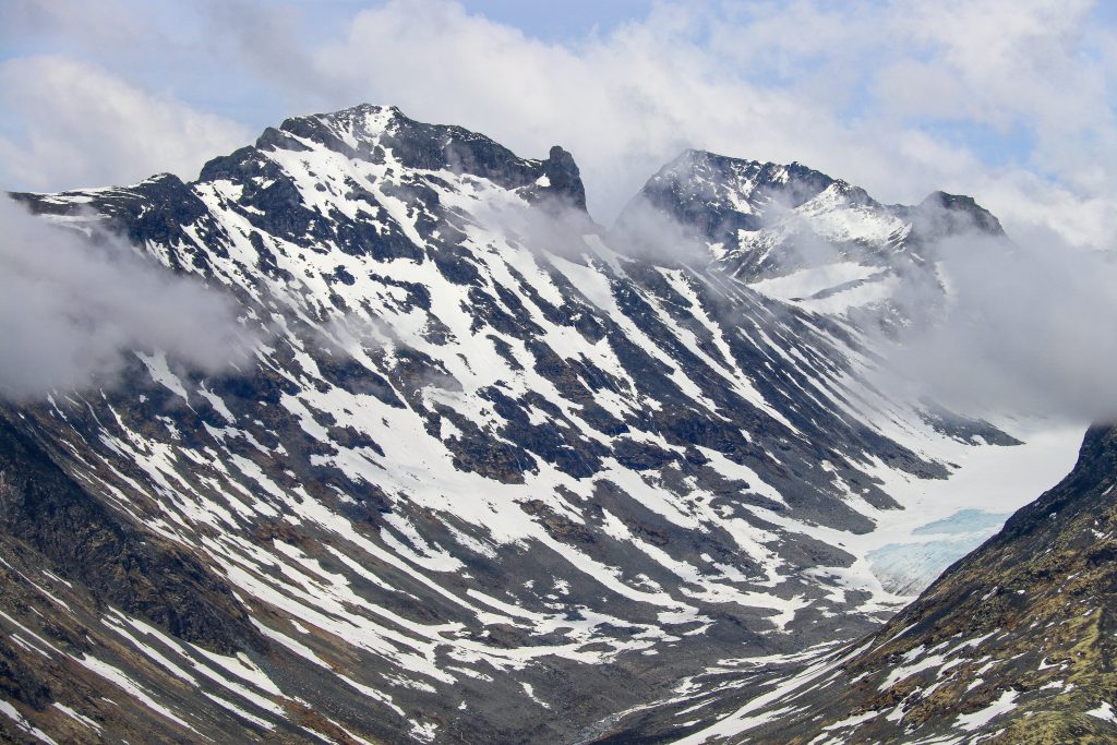 Skardstind og Galdhøpiggen sett fra Skagsnebb.