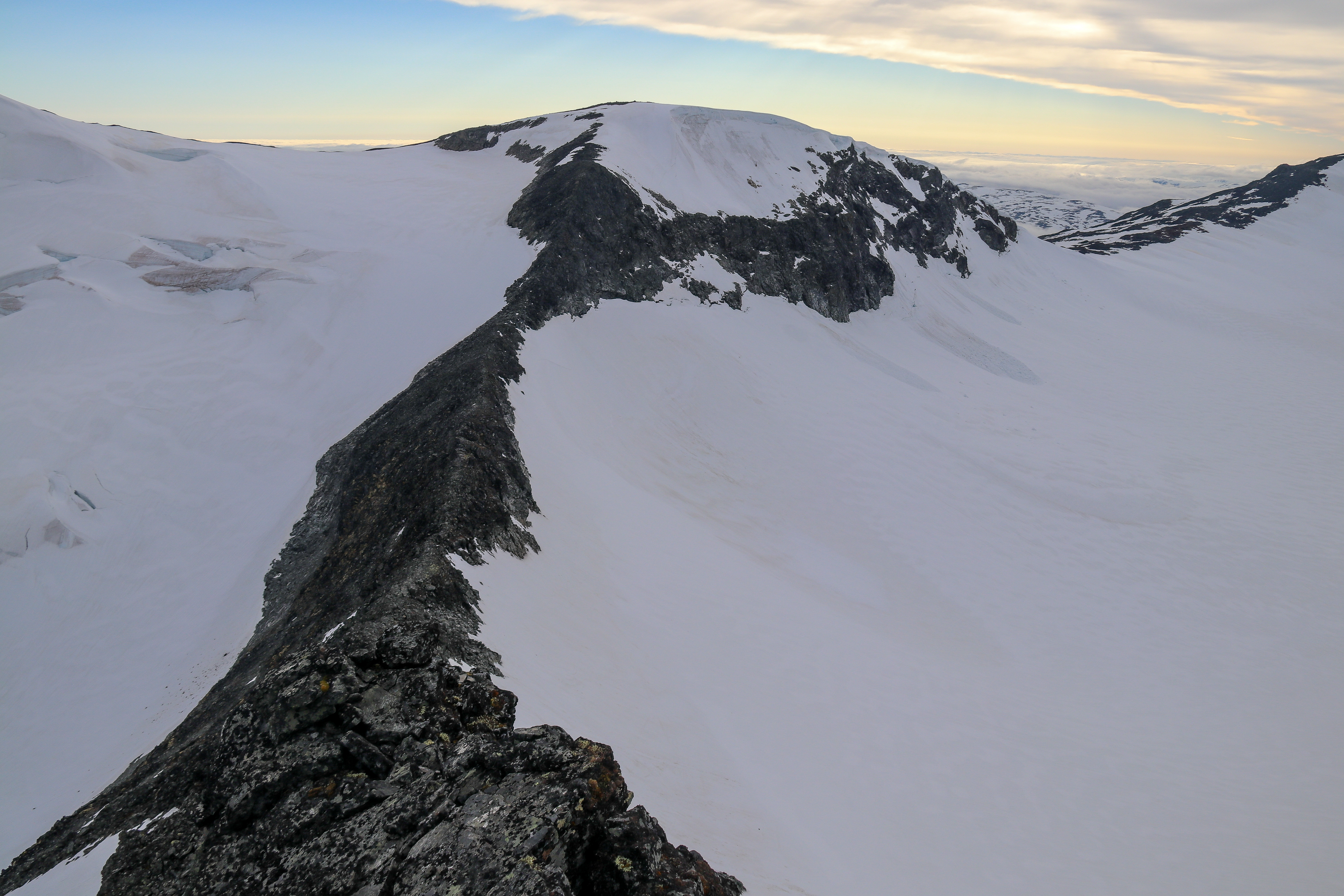 Hurrbreatinden (2.064 moh) sett fra Bakarste Skagsnebb (2.093 moh).