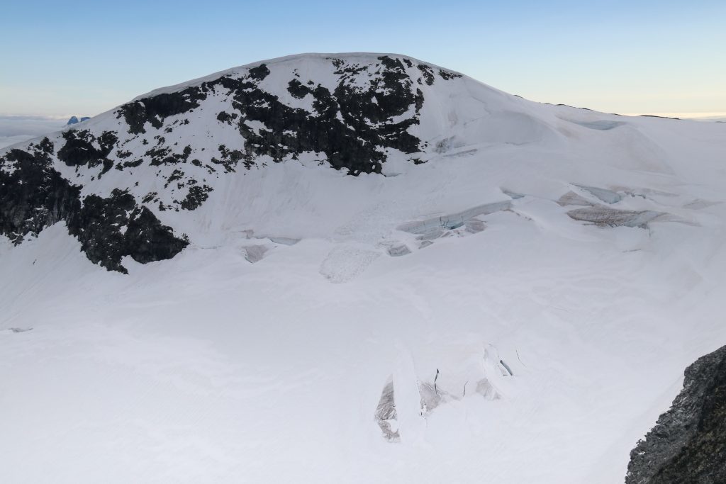 Storbreatinden (2.018 moh) sett fra Bakarste Skagsnebb.