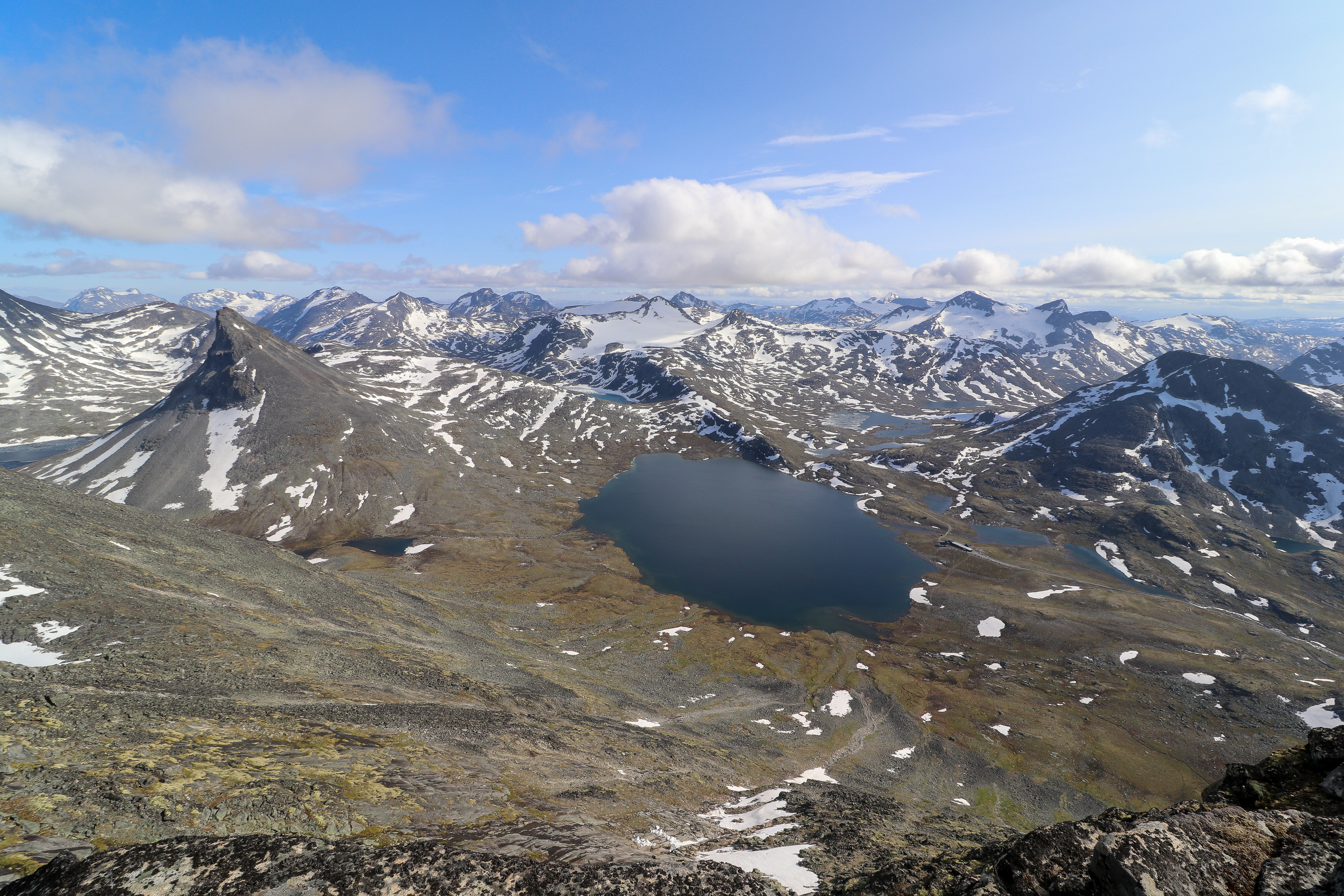 Utsikt fra Midtre Tverrbottinden (2.106 moh) mot Leirvassbu og Kyrkja.