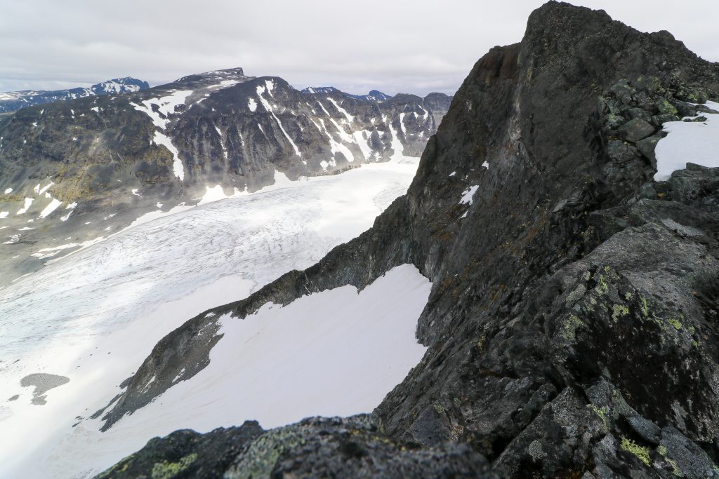 Vestre Tverrbottinden med Søre Illåbrean og Bukkehøe (2.314 moh) bak.