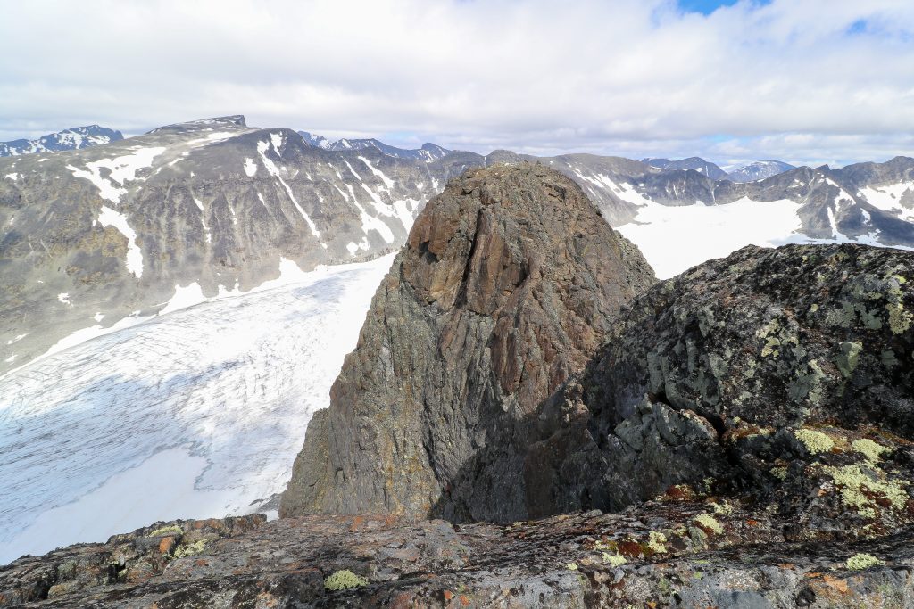En luftig rygg ut mot øst toppen til Vestre Tverrbottinden (2.113 moh).