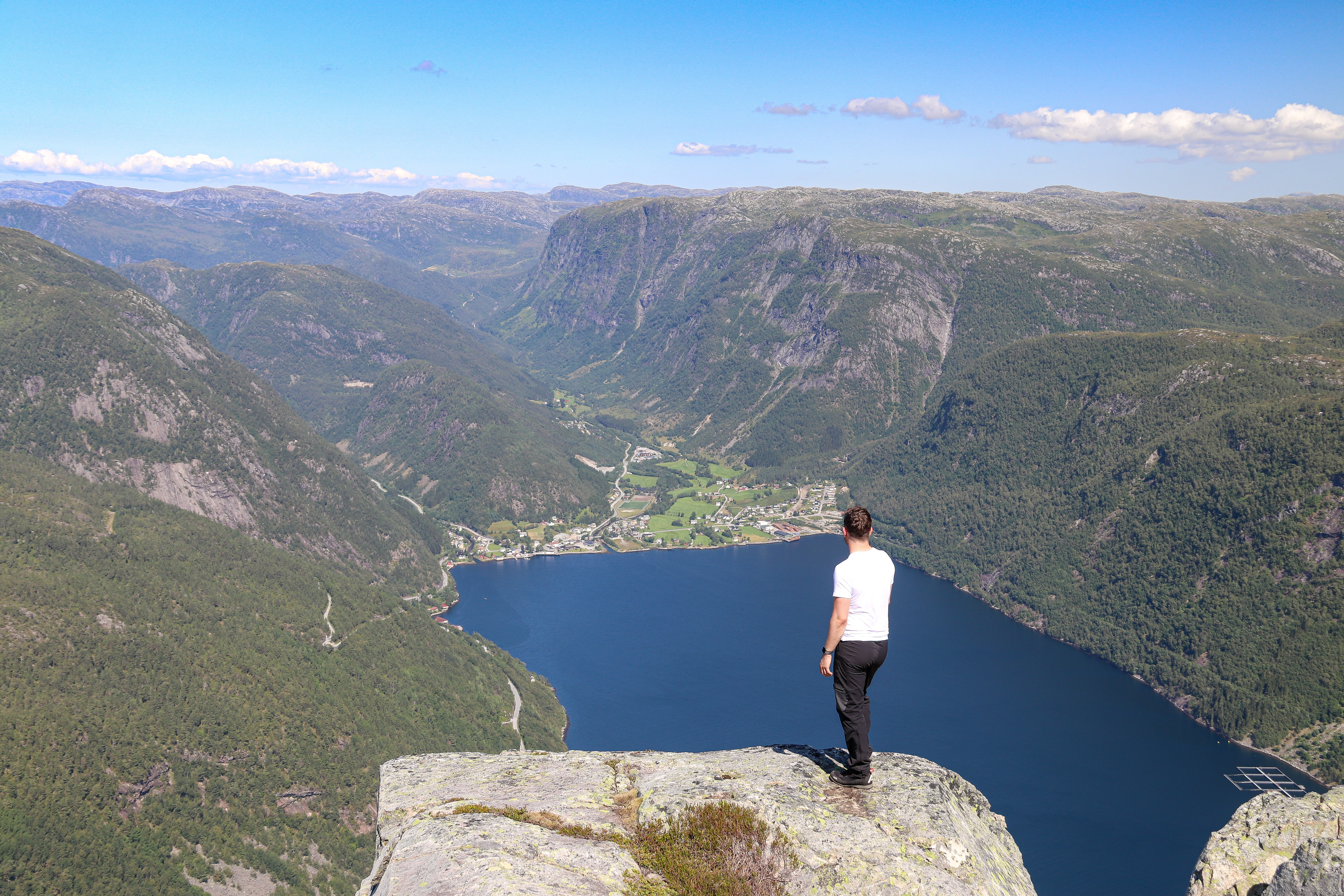 Det er flott og luftig utsikt ned mot Vadheim fra toppen av Fløyen.