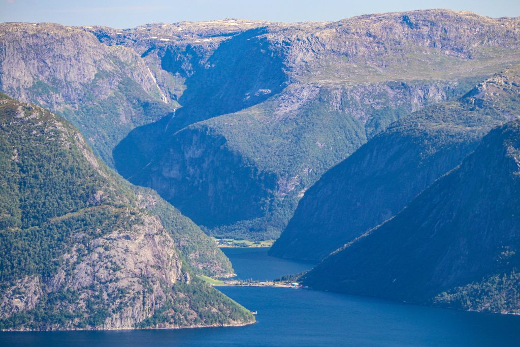 Utsikt inn mot Søreide i Fuglsetfjorden og mot Øystrebøvatnet.