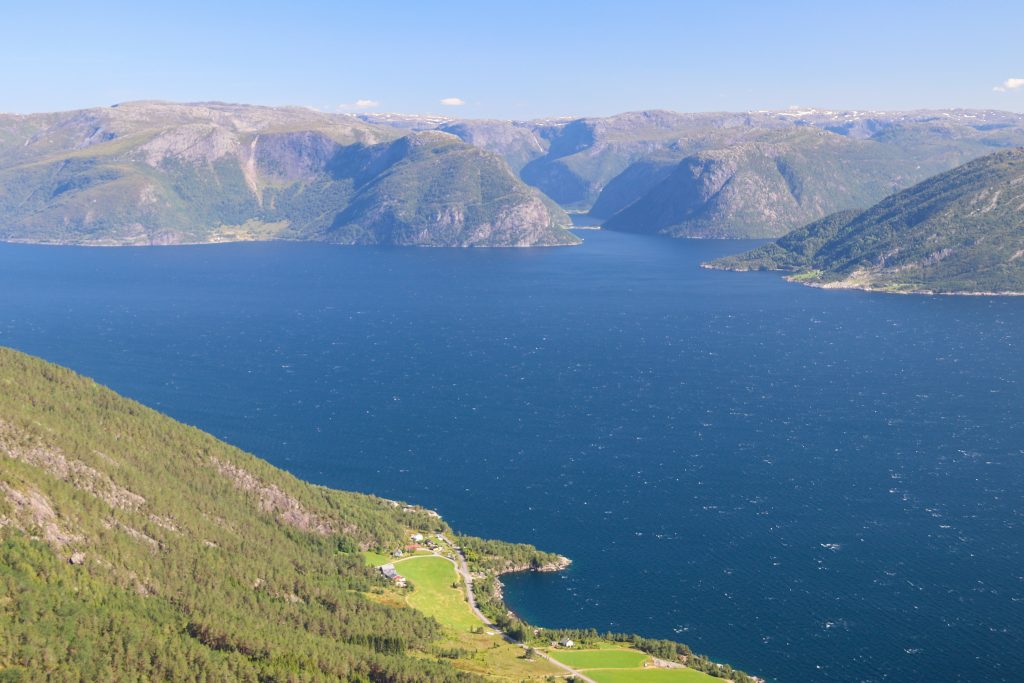 Utsikt fra Teigestølen mot Afsneset, Sognefjorden og Fuglsetfjorden.