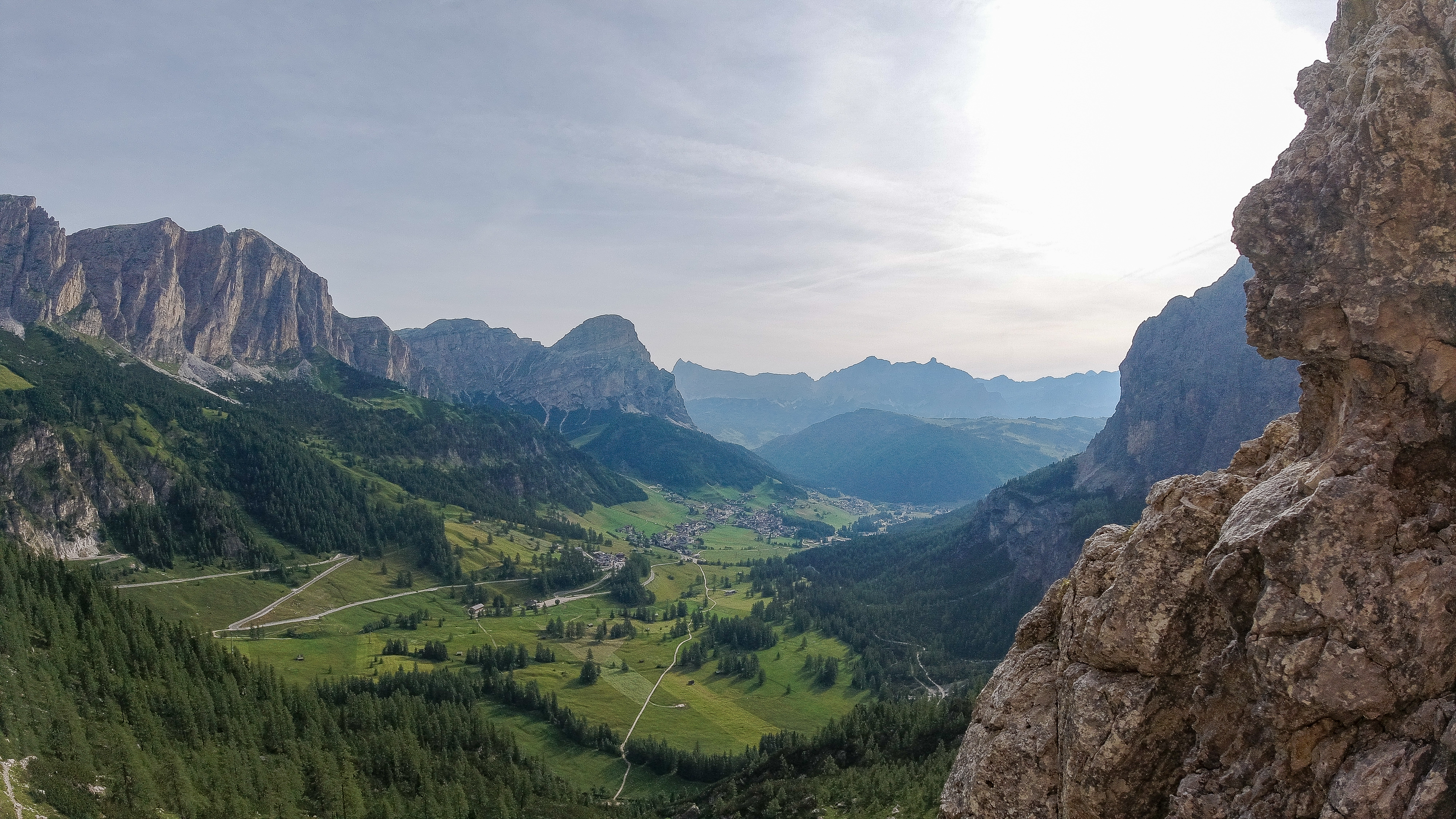 Utsikt ned mot Alta Badia og Corvara fra Via Ferrata Brigata Tridentina.