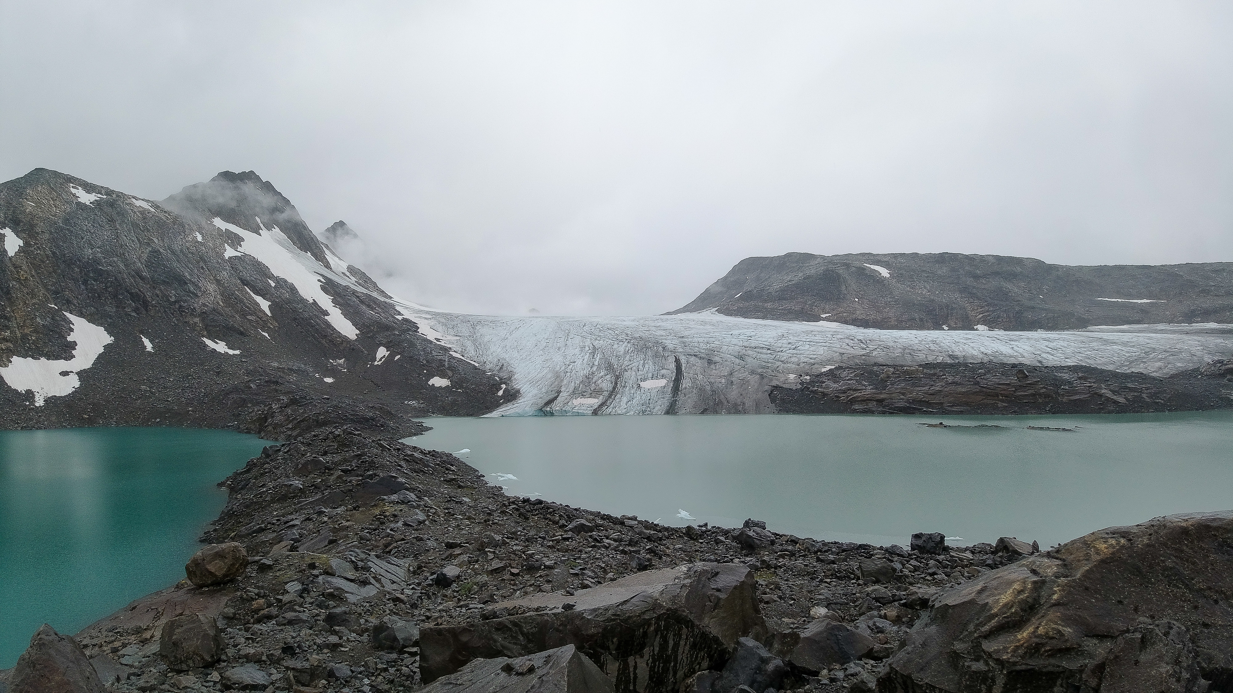 Uranosbreen med foten av søreggen opp mot Uranostinden til venstre. 