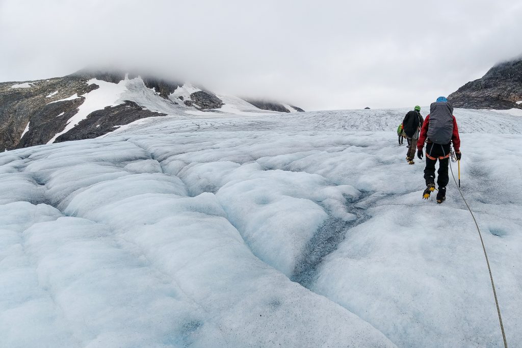 På vei opp Uranosbreen. Uranostinden ligger dekket i tåke til venstre.