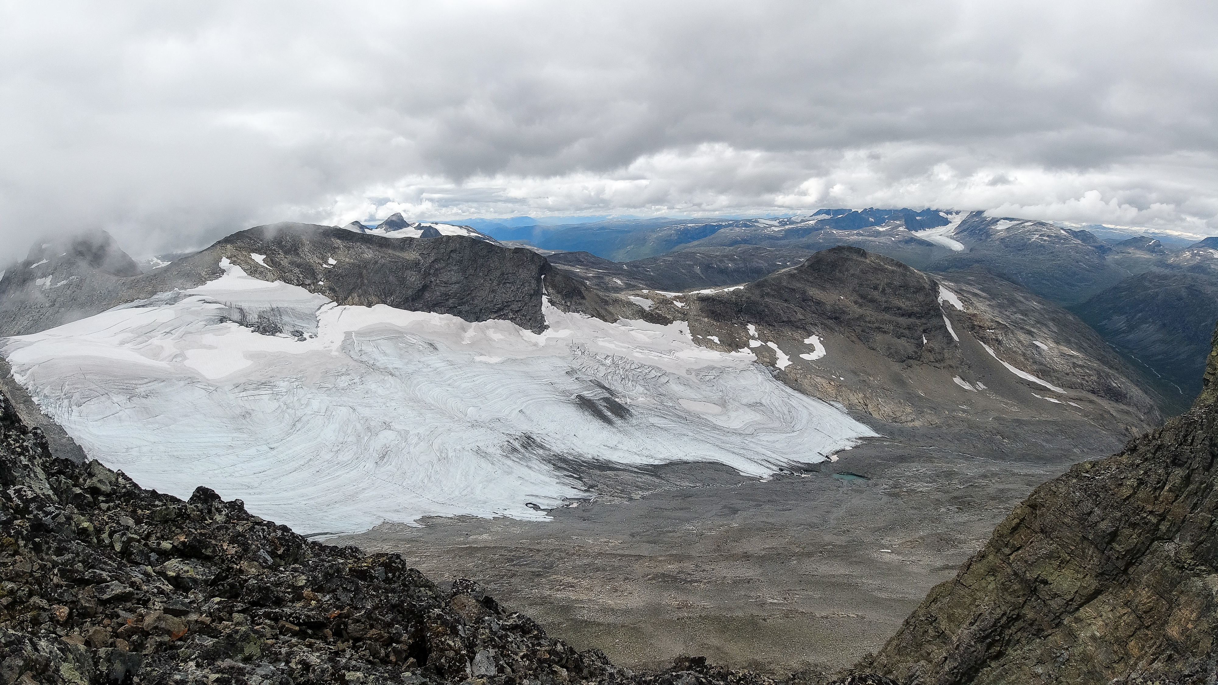 Utsikt fra Sagi (2.040 moh) ned mot Skogadalsbreen og Slingsbytinden (2.028 moh) Nordryggen til Uranostinden til venstre.